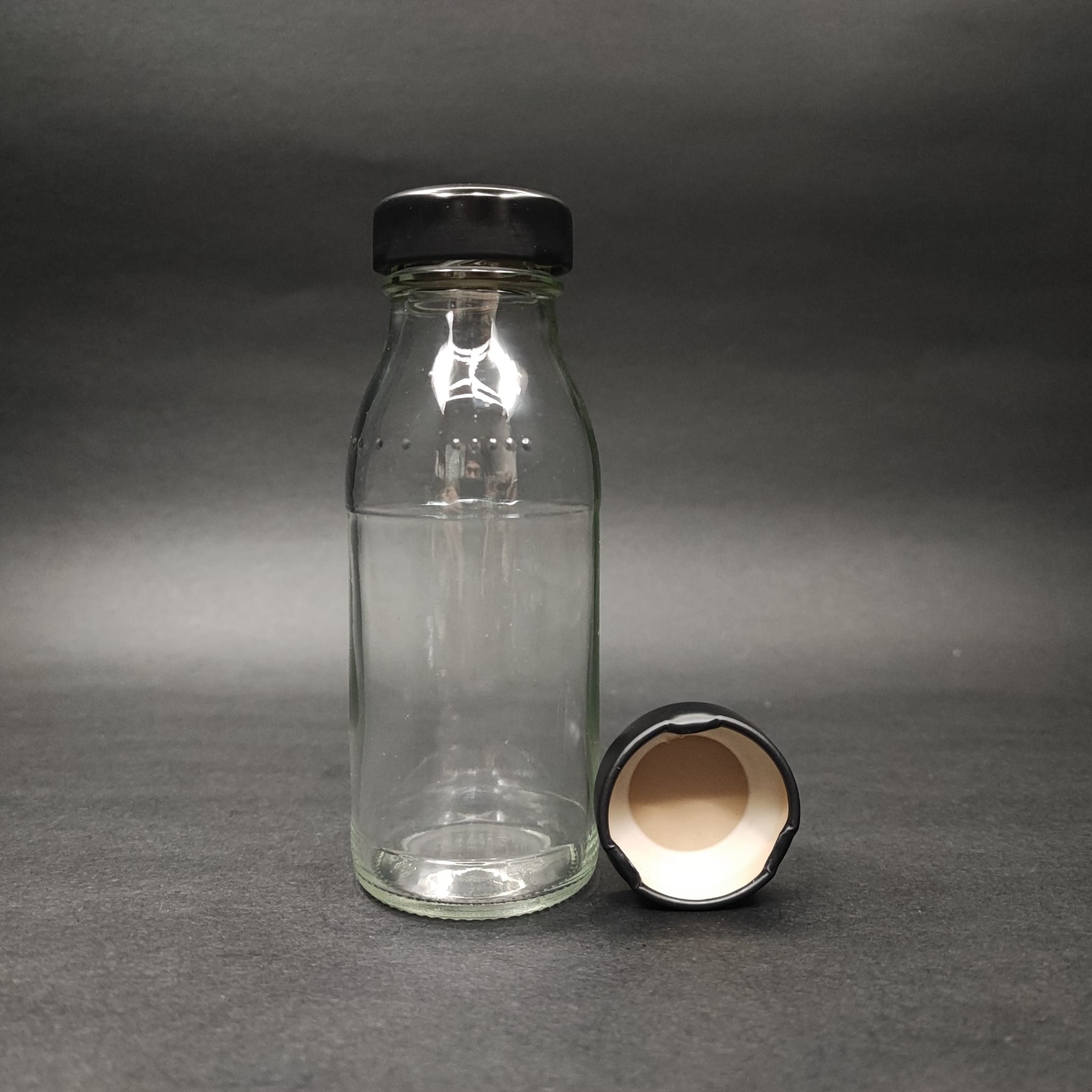 100 CC CAM ŞİŞE ŞİŞE (SİLME 133 CC ÇİZGİYE KADAR 90 CC) - SİYAH METAL KAPAKLI (SICAK DOLUMA, KONSERVEYE UYGUN) - 100 ML GENİŞ AĞIZLI CAM ŞİŞE