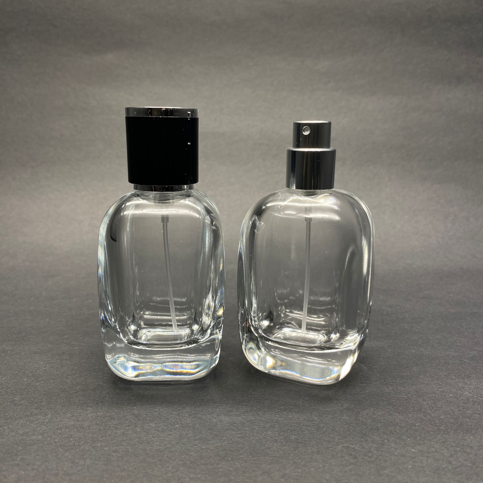 50 ML OVAL KARE MODEL CORE PARFÜM ŞİŞESİ - GÜMÜŞ METAL SPREYLİ + GÜMÜŞ SİYAH KAPAKLI (AĞIZ 15 MM GEÇME KOLAY KAPAMA)