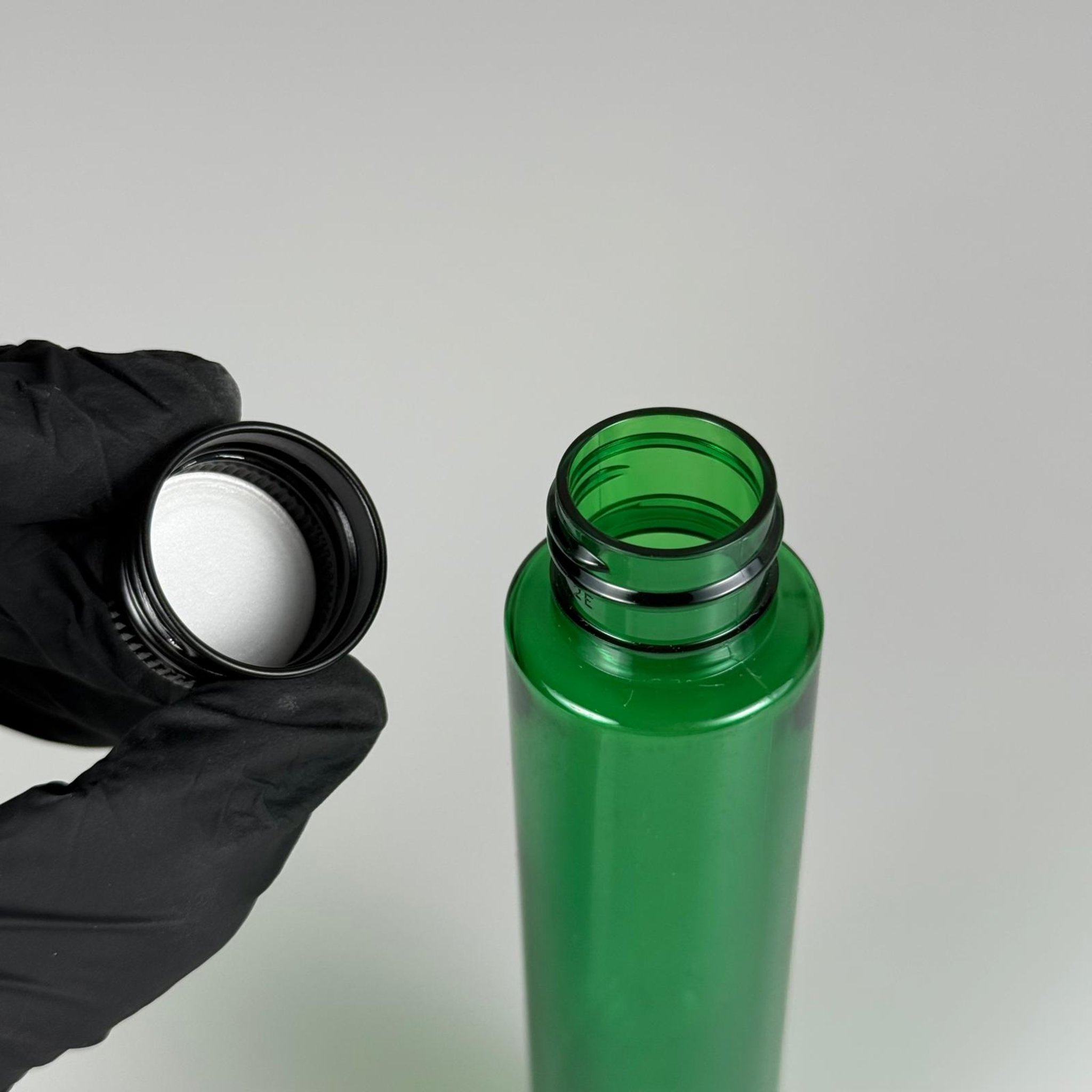 100 CC UZUN SİLİNDİR YEŞİL PET ŞİŞE (24 GR - 24 AĞIZ ) + KÖPÜK CONTALI SİYAH METAL ALÜMİNYUM KAPAK TAKIM - 100 ML BİBERİYE SUYU, LAVANTA YAĞI, SAÇ SERUM, TONİK VB İÇİN PLASTİK KOZMETİK AMBALAJLARI