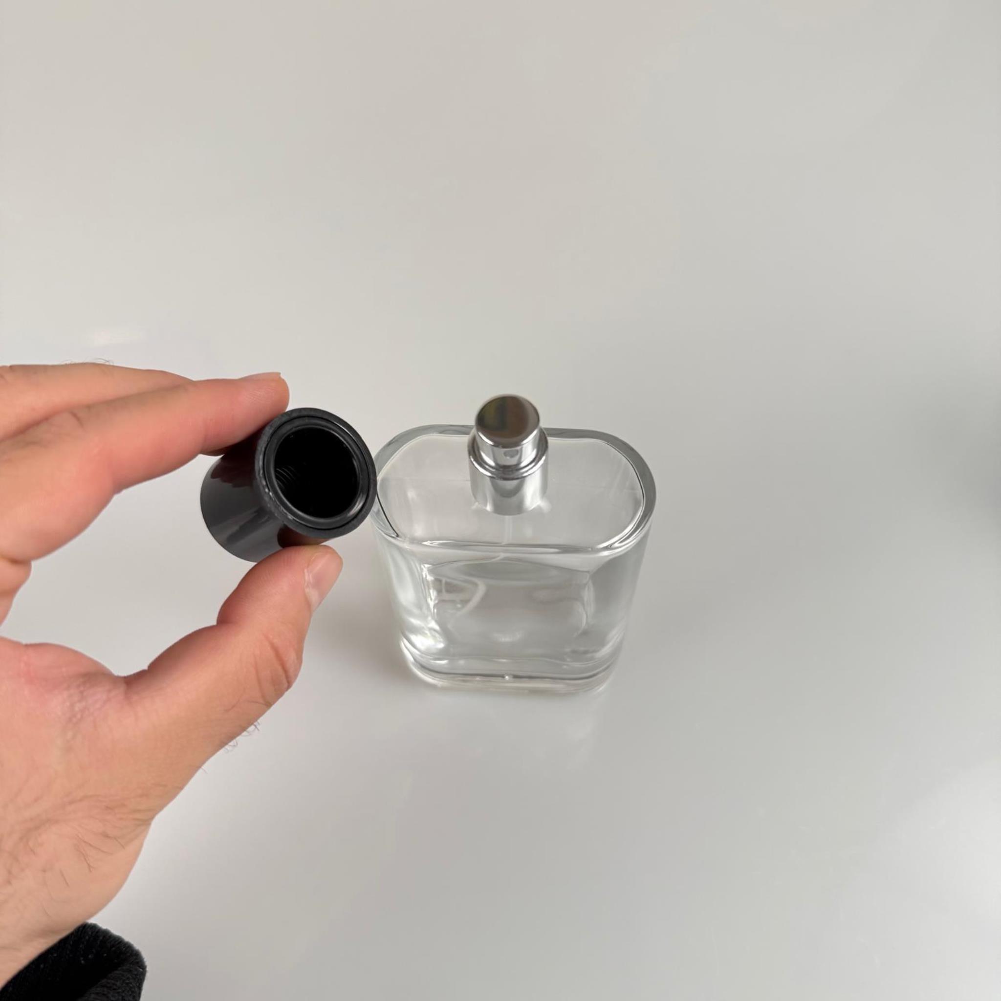 100 ML YASSI MODEL CEO PARFÜM ŞİŞESİ - GÜMÜŞ METAL SPREYLİ + SİYAH KAPAKLI (AĞIZ 15 MM GEÇME KOLAY KAPAMA)