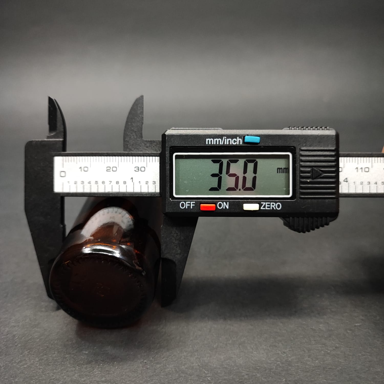 30 ML DOLUMU KOLAY, GENİŞ AĞIZLI İÇTEN DAMLALIKLI ŞİŞE (25 MM AĞIZ)  - 30 CC SİYAH CONTALI KAPAKLI İÇTEN DAMLALIKLI CAM ECZA ŞİŞESİ - AMBER KAHVERENGİ