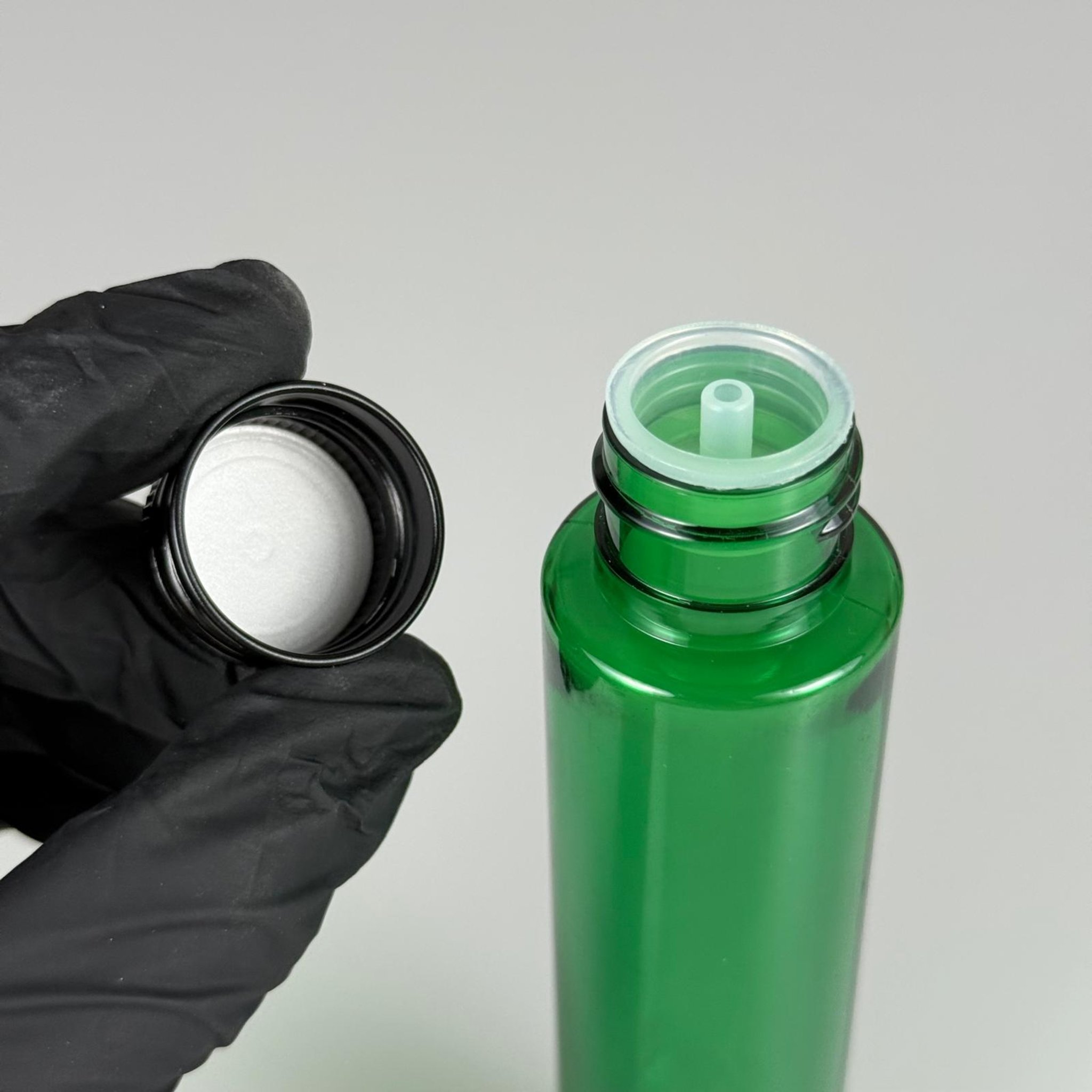 100 CC UZUN SİLİNDİR YEŞİL PET ŞİŞE (24 GR - 24 AĞIZ ) + KÖPÜK CONTALI SİYAH METAL ALÜMİNYUM KAPAK + KOLONYA TIPALI TAKIM - 100 ML BİBERİYE SUYU, LAVANTA YAĞI, SAÇ SERUM, TONİK VB İÇİN PLASTİK KOZMETİK AMBALAJLARI