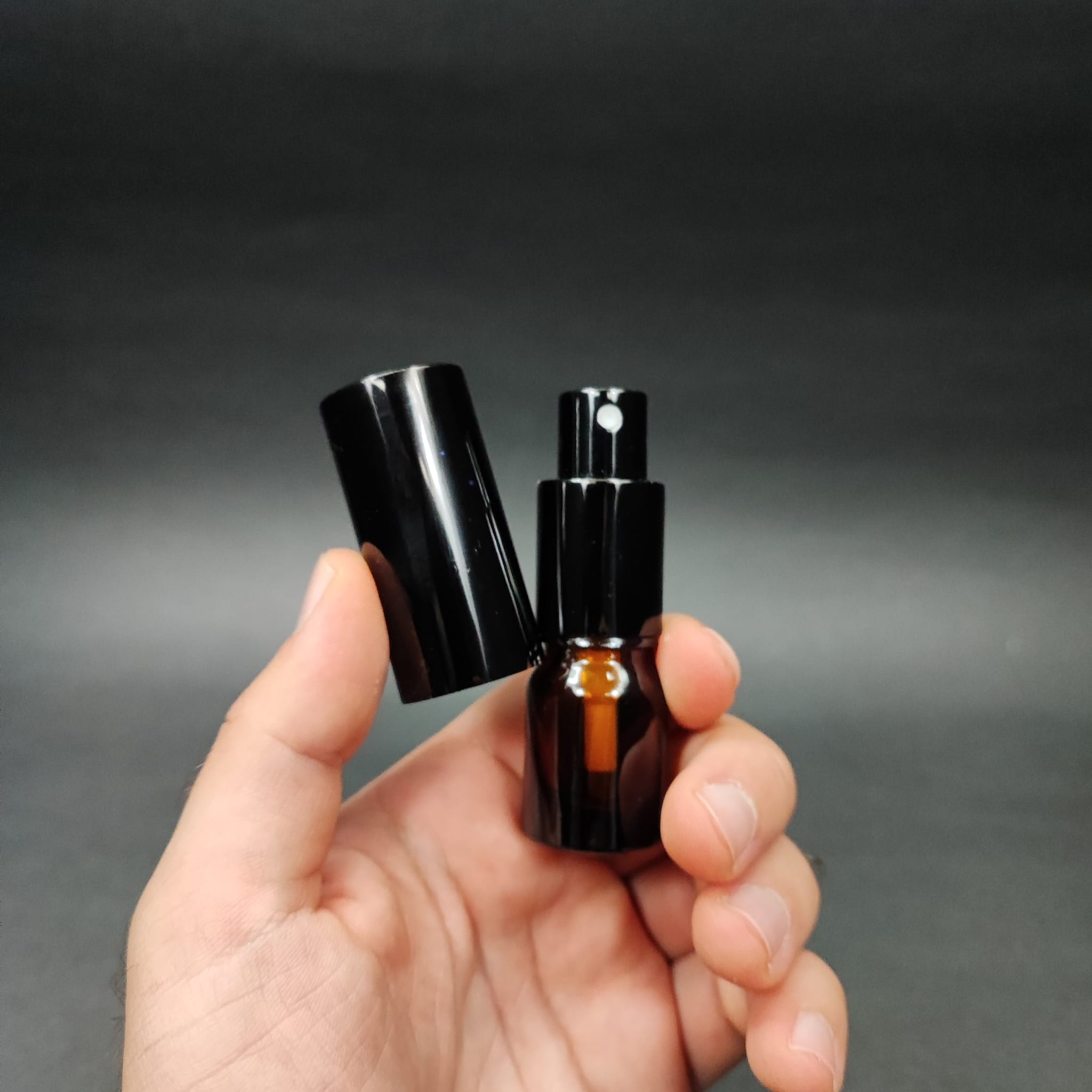 3 ML LÜKS VİDALI VALF ÇEVİRME PARFÜM ŞİŞELERİ - 3 CC AMBER CAM ŞİŞE - SİYAH METAL SPREYLİ KAPAKLI SET