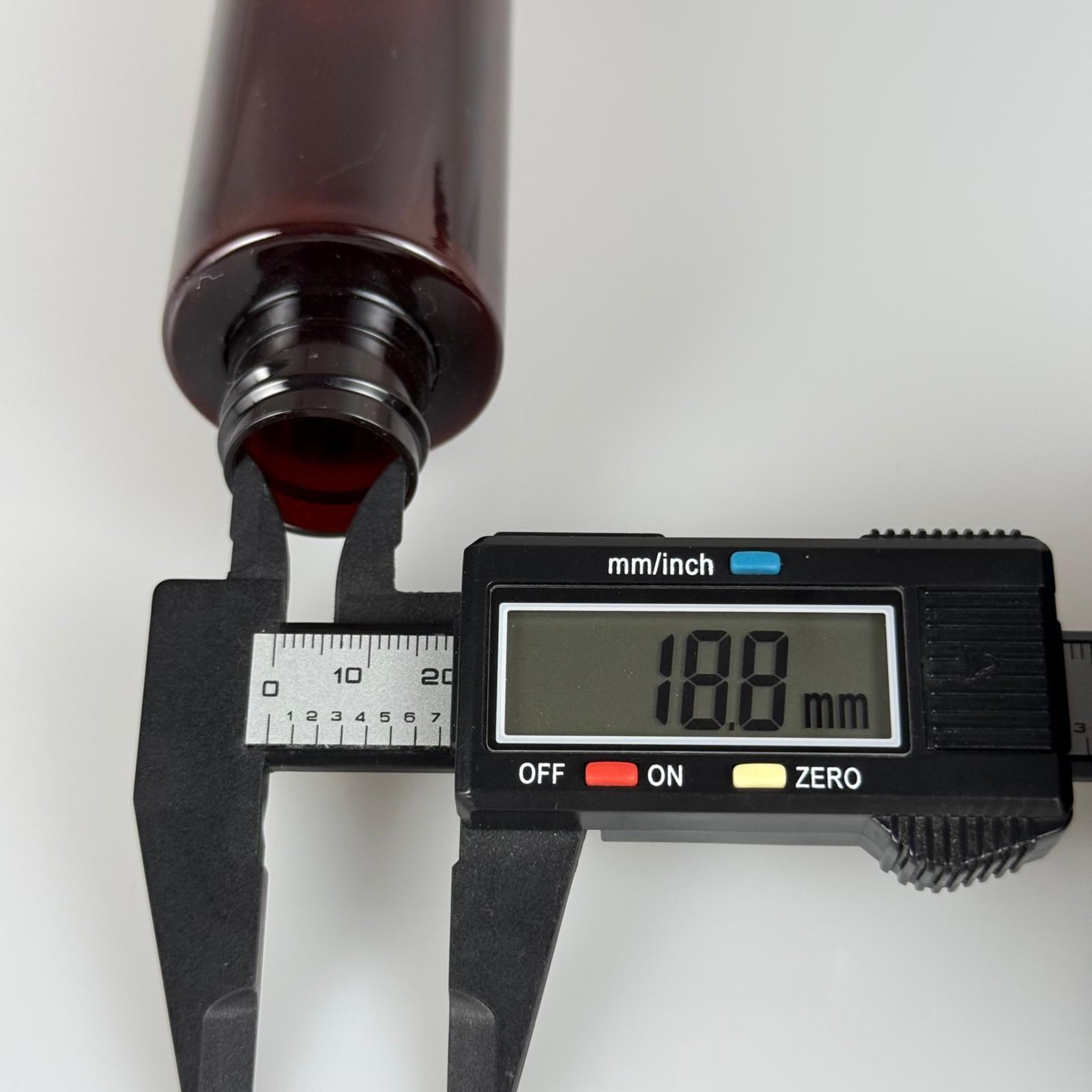100 CC SİLİNDİR KESKİN KÜT MODEL SERT (17 GR) PET ŞİŞE - KAPAKSIZ - AĞIZ ÇAPI 24 MM - AMBER