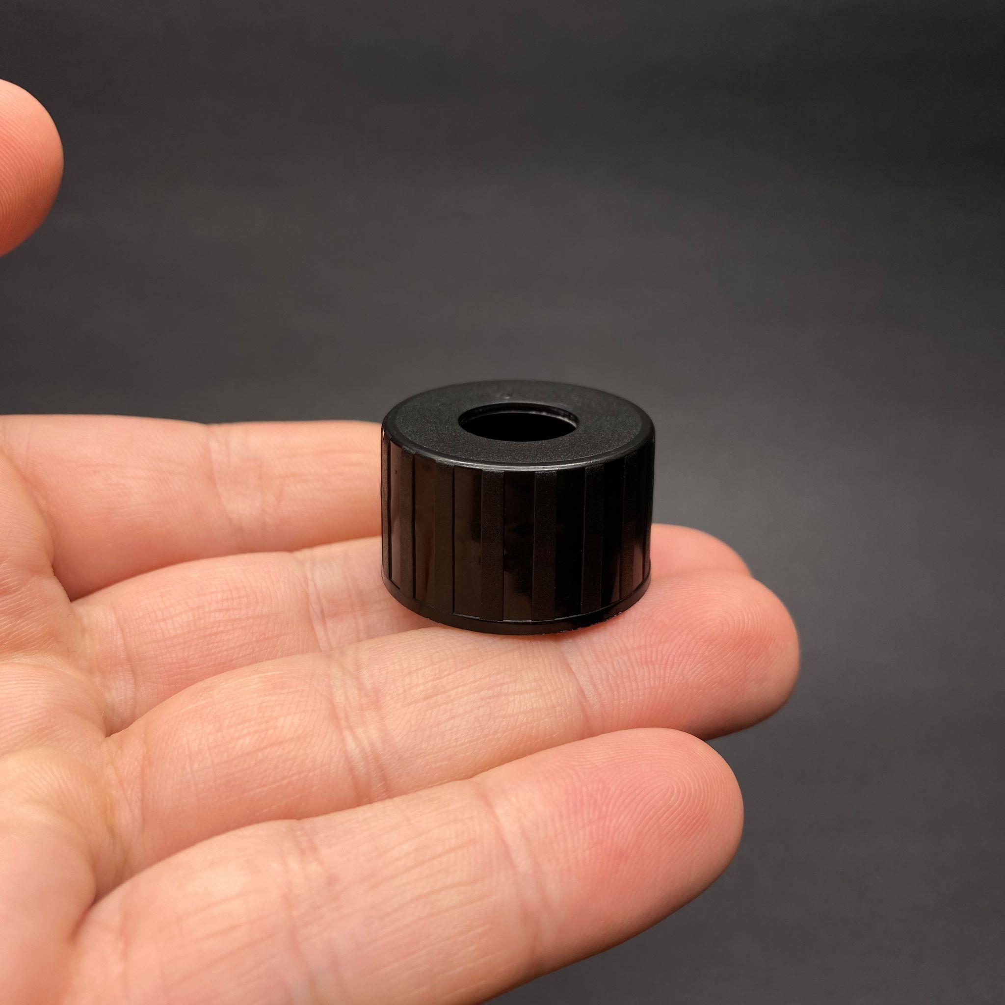 25 MM DELİKLİ PLASTİK KAPAK SİYAH (DAMLALIK İÇİN)