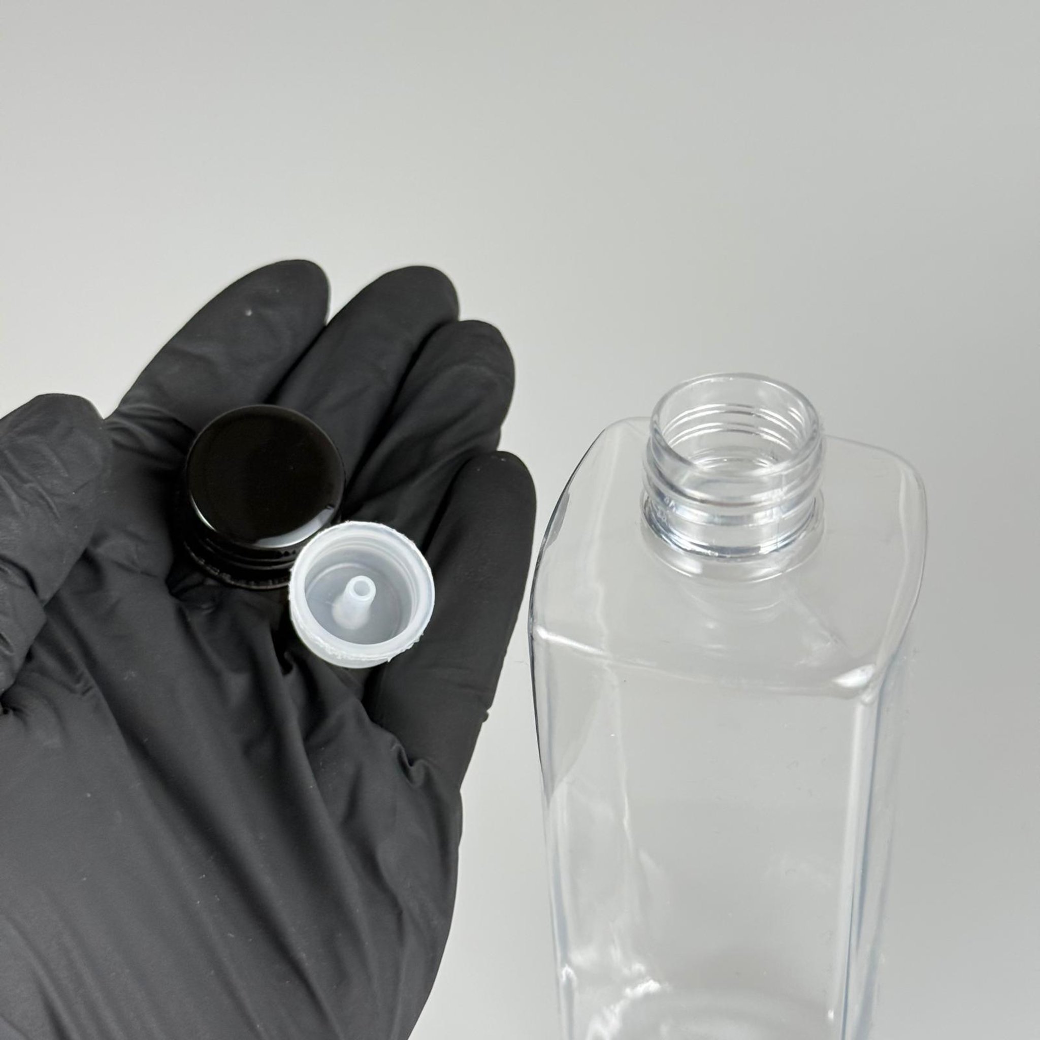 300 CC KARE PET ŞİŞE (31 GR - 24 AĞIZ) + KÖPÜK CONTALI SİYAH METAL ALÜMİNYUM KAPAK + KOLONYA TIPALI TAKIM - 300 ML KAPAKLI PLASTİK ŞİŞELER