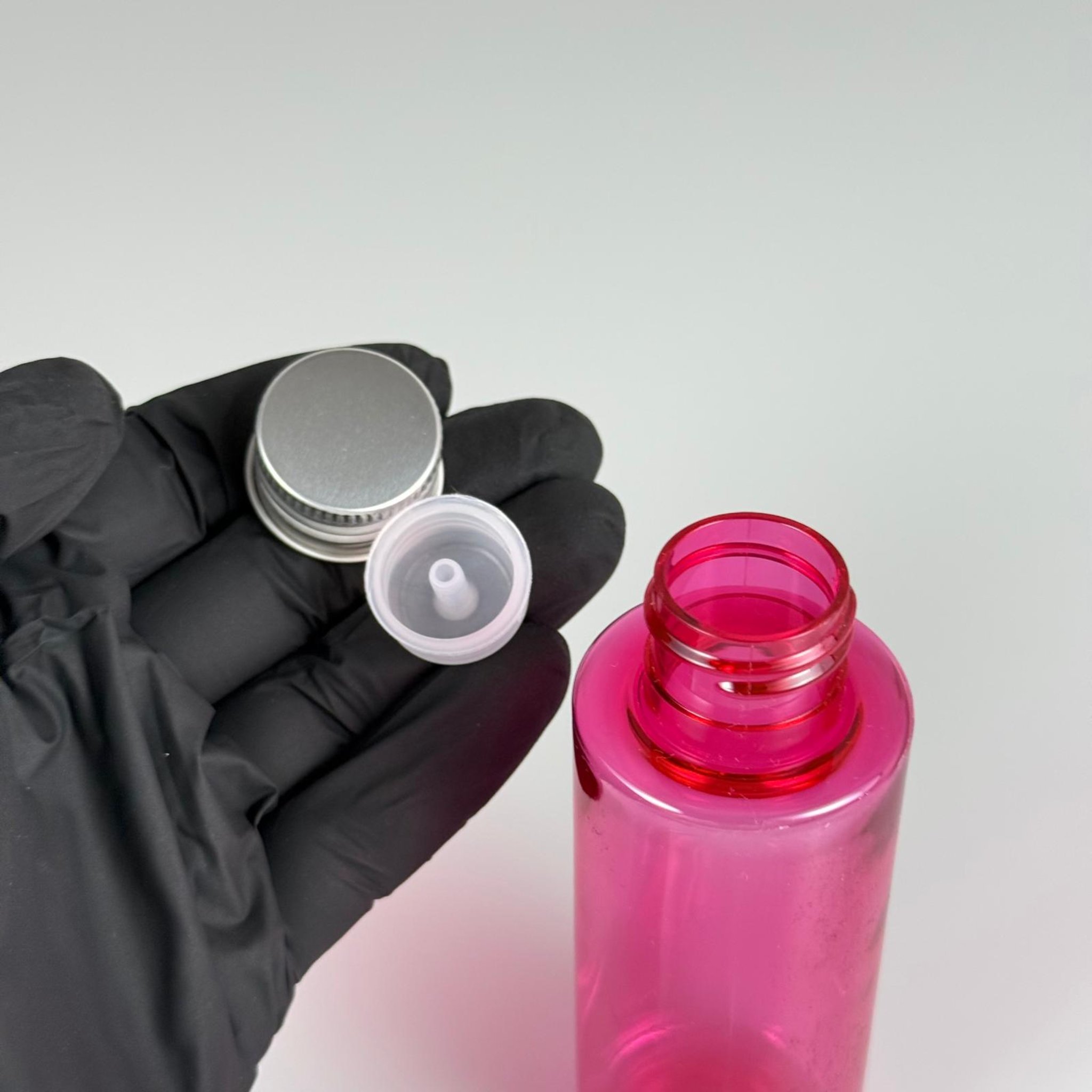 100 CC PEMBE SİLİNDİR KESKİN KÜT MODEL SERT PET ŞİŞE (17 GR - 24 AĞIZ ) + KÖPÜK CONTALI GÜMÜŞ METAL ALÜMİNYUM KAPAK + KOLONYA TIPALI TAKIM - 100 ML KAPAKLI PEMBE PET ŞİŞELER