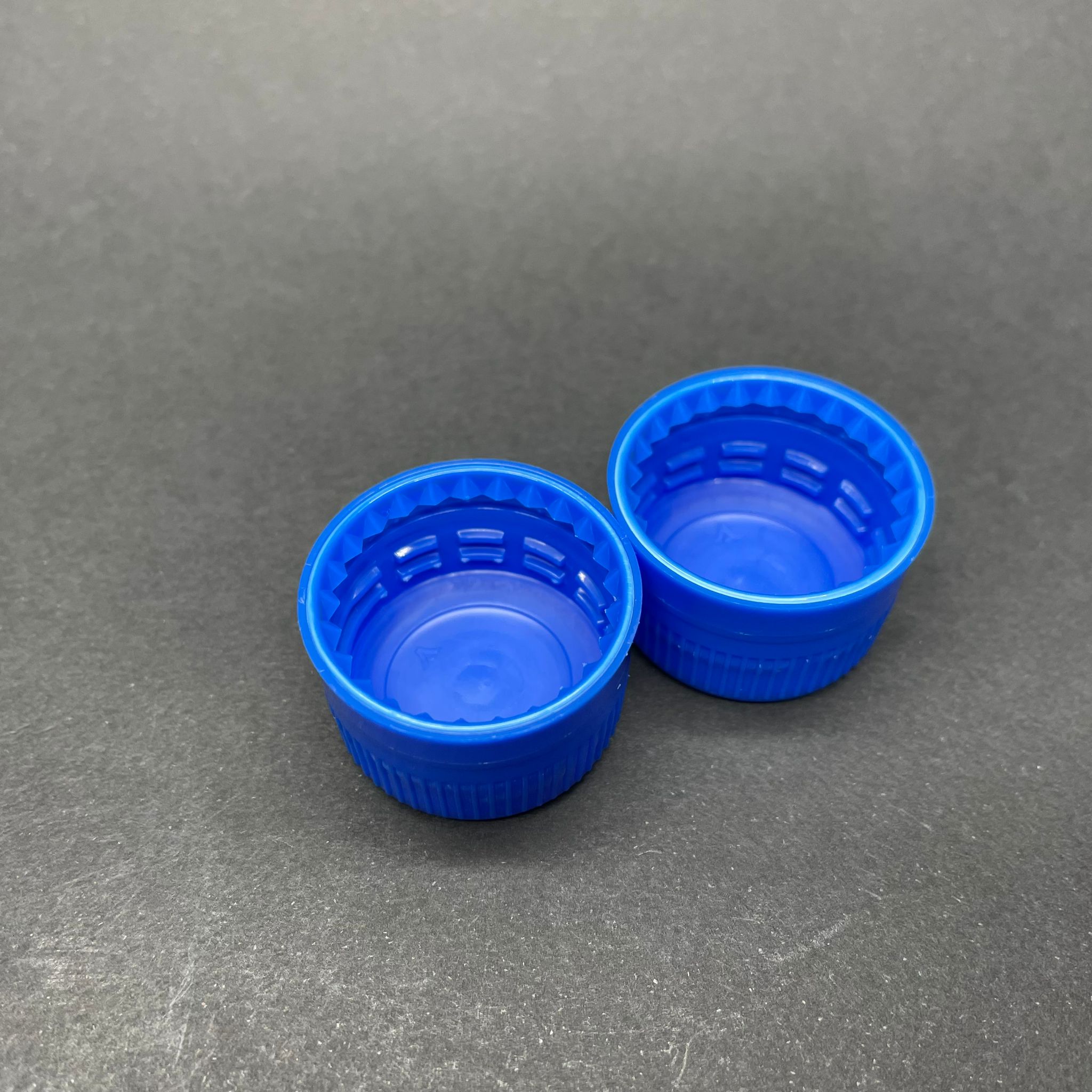 28 MM KİLİTLİ VİDALI PLASTİK KAPAK MAVİ - İÇİ CONTALI -Bericap PG EW 28 CONTALI kapak ile eşdeğerdir - HEM 28 AĞIZ CAM ŞİŞELERE HEM DE 28 AĞIZ PLASTİK ŞİŞELERE UYAR ANCAK KİLİT İÇİN NUMUNE DENEYİNİZ
