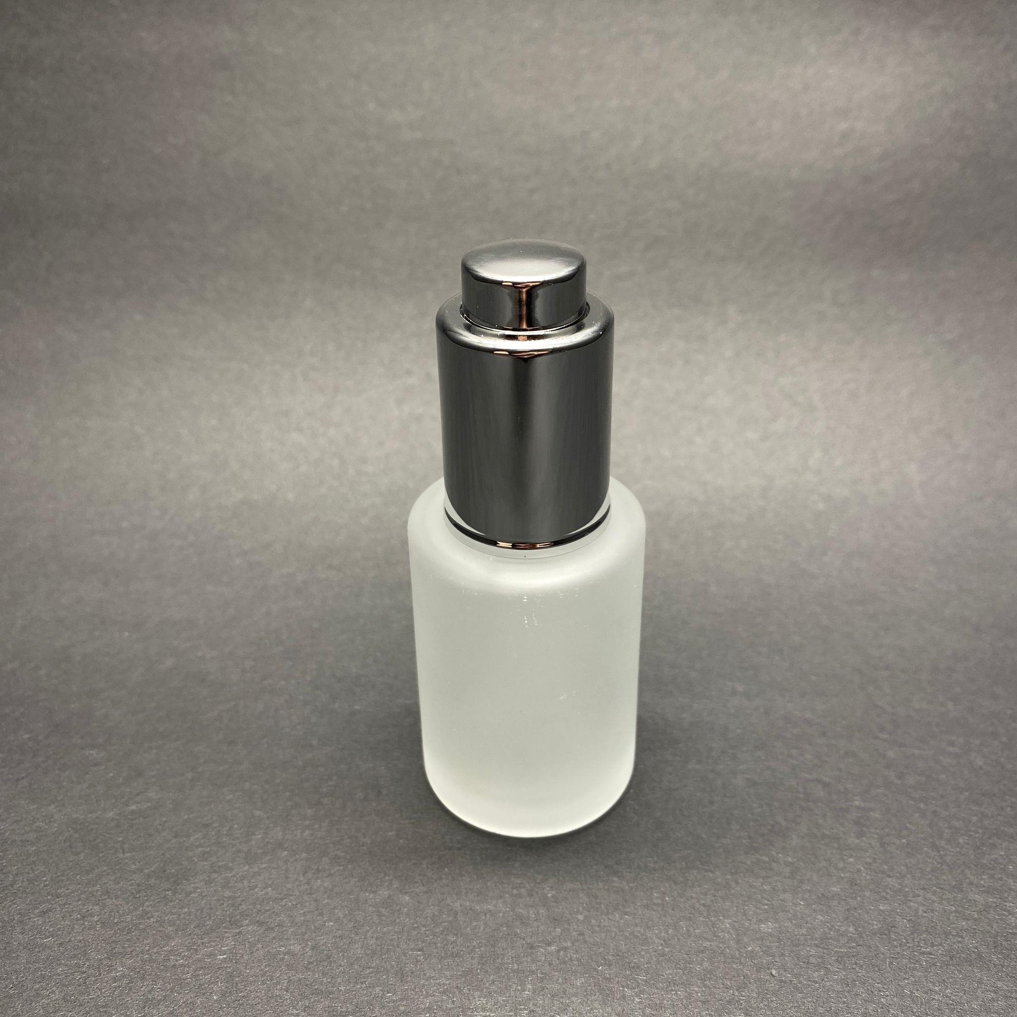 30 CC OMUZLU BUZLU CAM ŞİŞE - LÜX GÜMÜŞ BASMALI CAM DAMLALIKLI TAKIM (DAMLALIĞIN İÇİNDE SIZDIRMAZ CONTA MEVCUTTUR) - 30 ML KÜT BOYUNLU CAM SERUM ŞİŞESİ