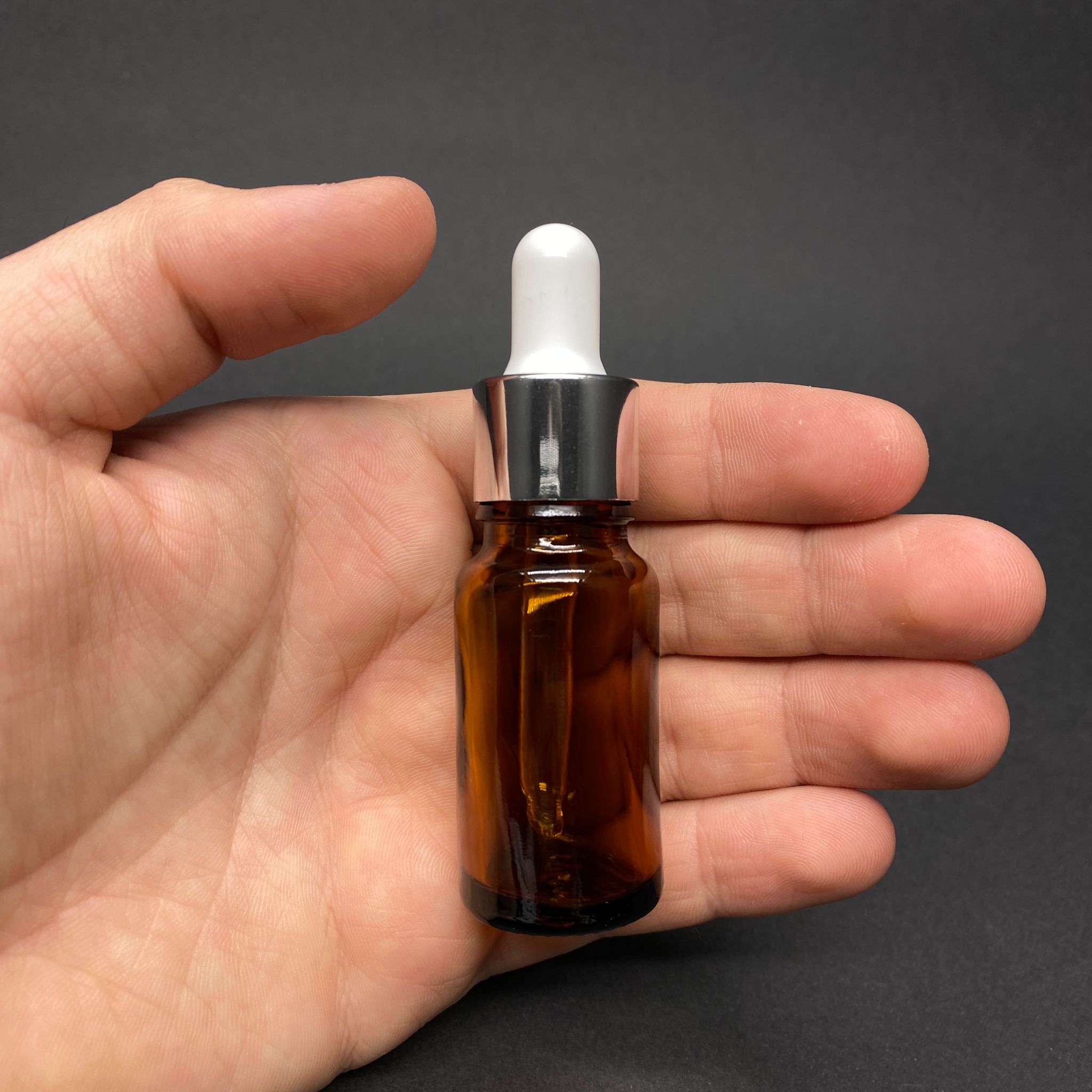 10 CC AMBER CAM DAMLALIKLI ŞİŞE - BEYAZ EMZİK - GÜMÜŞ METALİK KAPAK - 10 ML KAHVERENGİ CAM DAMLALIKLI ŞİŞE
