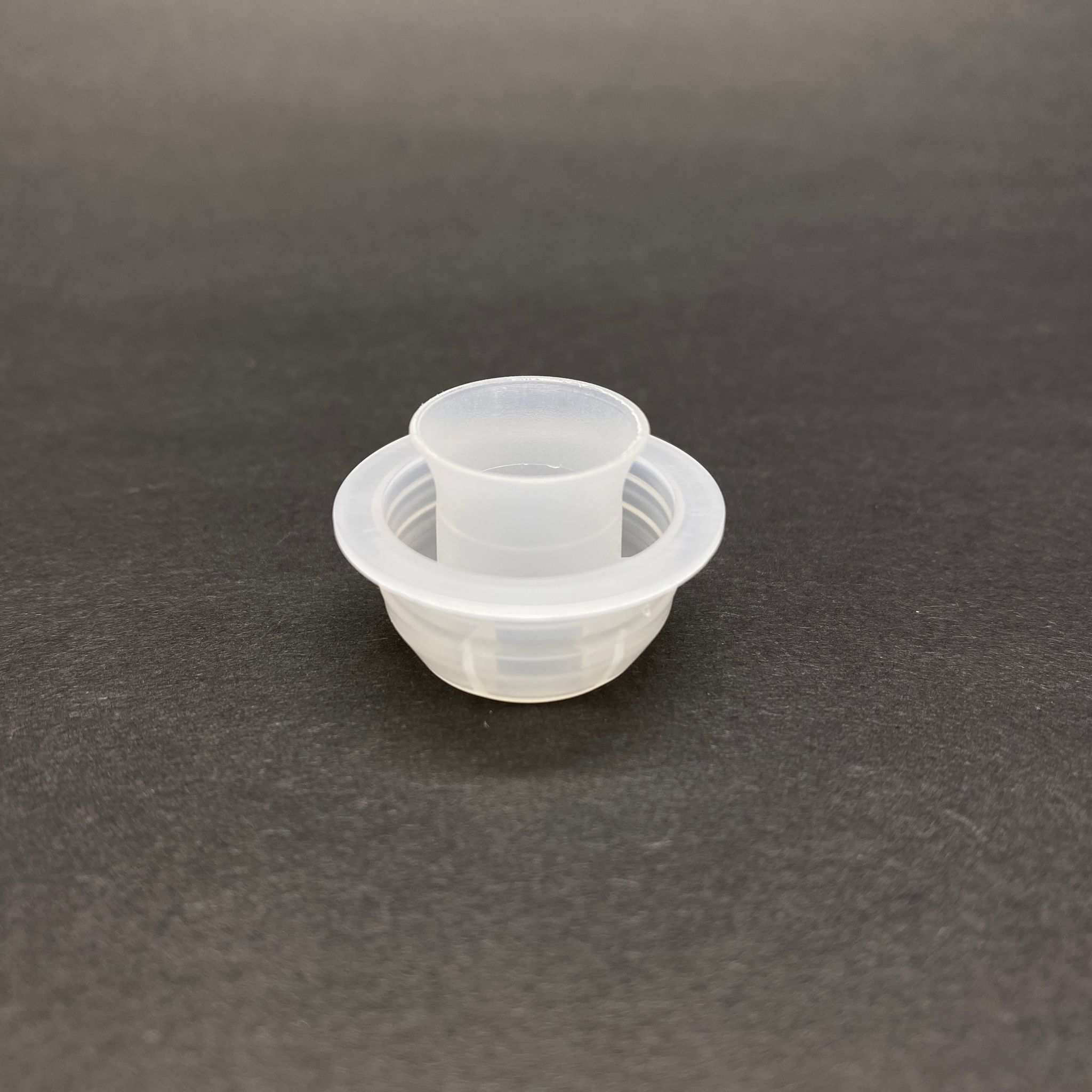 31 MM VİDALI KİLİTLİ YEŞİL PLASTİK KAPAK - AKITICILI (ZEYTİNYAĞ KAPAK - AKITICILI)  - 31,5/24 DROP STOP PLASTİK KAPAK