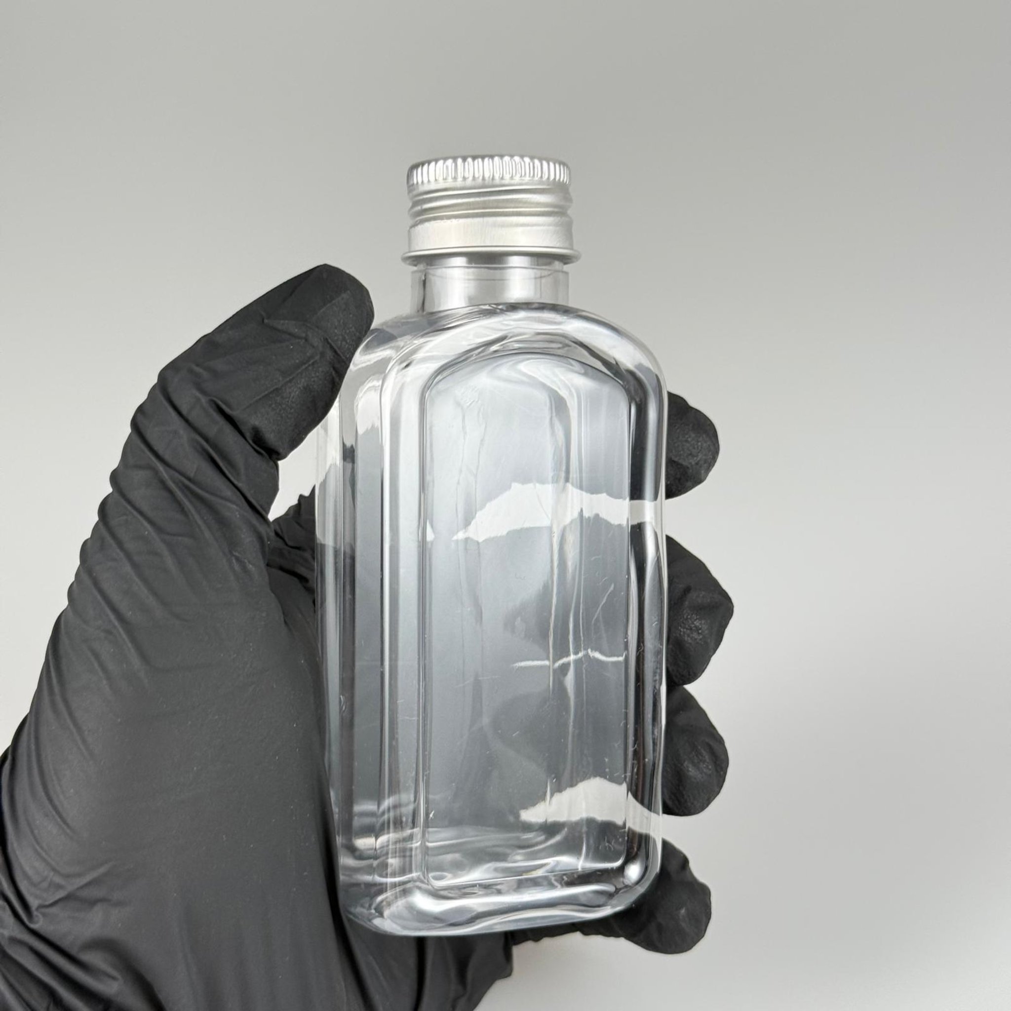 100 CC YASSI KÖŞELİ MODEL ŞEFFAF PET ŞİŞE (24 AĞIZ) + KÖPÜK CONTALI GÜMÜŞ METAL ALÜMİNYUM KAPAK + KOLONYA TIPALI TAKIM - 100 ML KAPAKLI PLASTİK ŞİŞELER