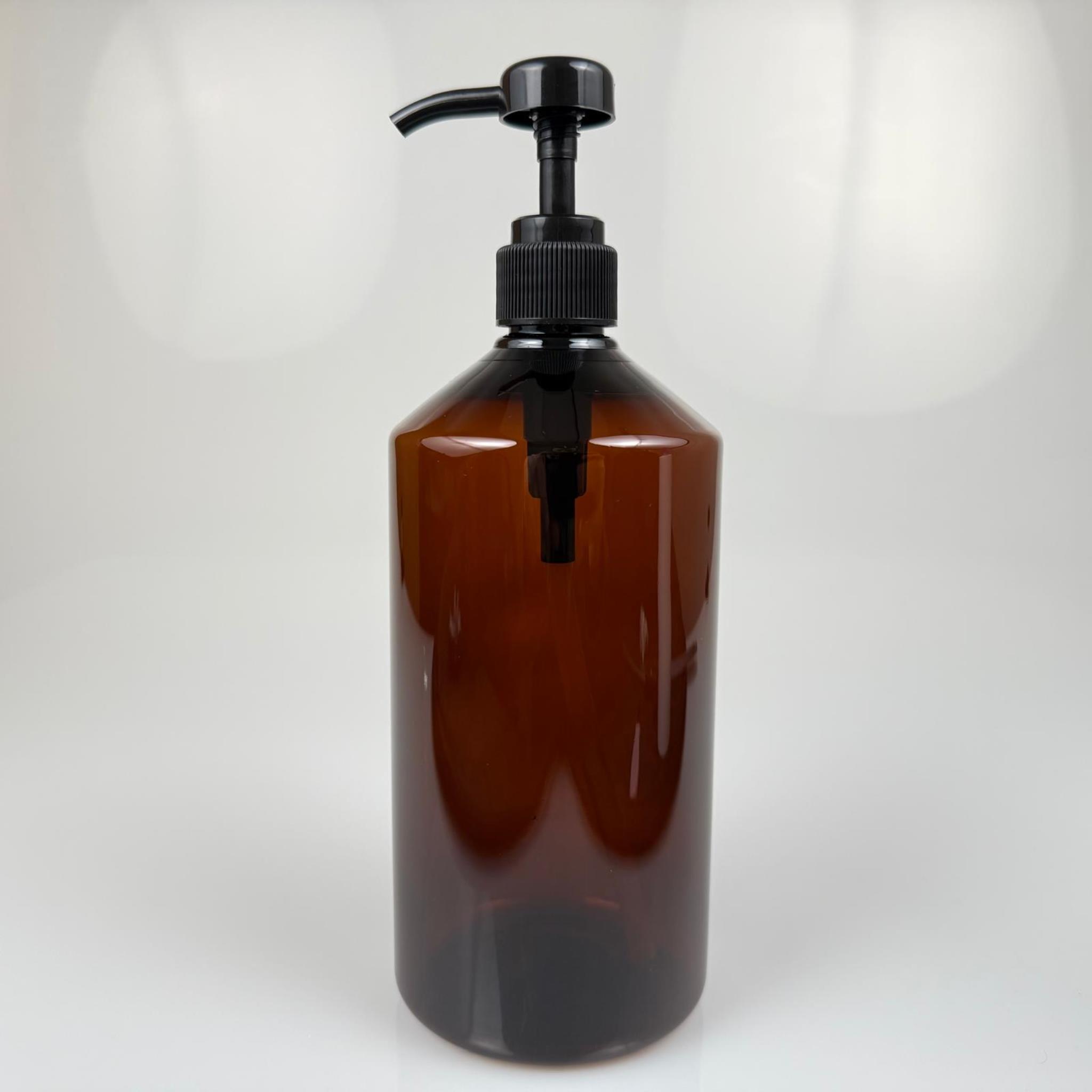 1000 CC AMBER KAHVERENGİ PET KÜT MODEL ŞİŞE - SİYAH DOZAJ POMPALI (HER BASMADA 4 CC SIVI ATAR)  - 1000 ML POMPALI ŞİŞE - ŞURUP, ŞAMPUAN, KREM GİBİ YOĞUN KIVAMLI SIVILARDA KULLANILIR