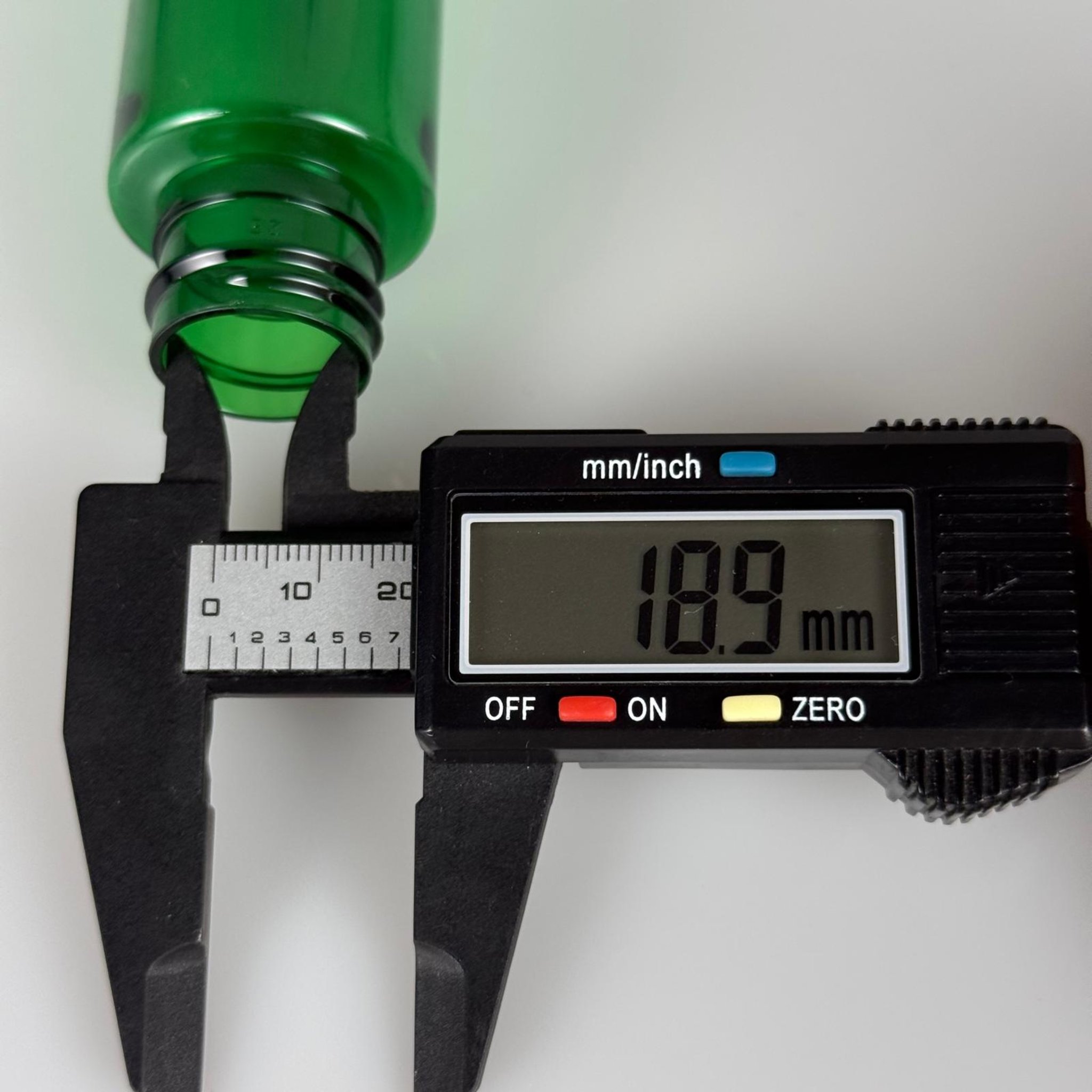 100 CC UZUN SİLİNDİR YEŞİL PET ŞİŞE (24 GR) - 24 MM AĞIZ KAPAKSIZ - 100 ML BİBERİYE SUYU, LAVANTA YAĞI, SAÇ SERUM, TONİK VB İÇİN PLASTİK KOZMETİK AMBALAJLARI