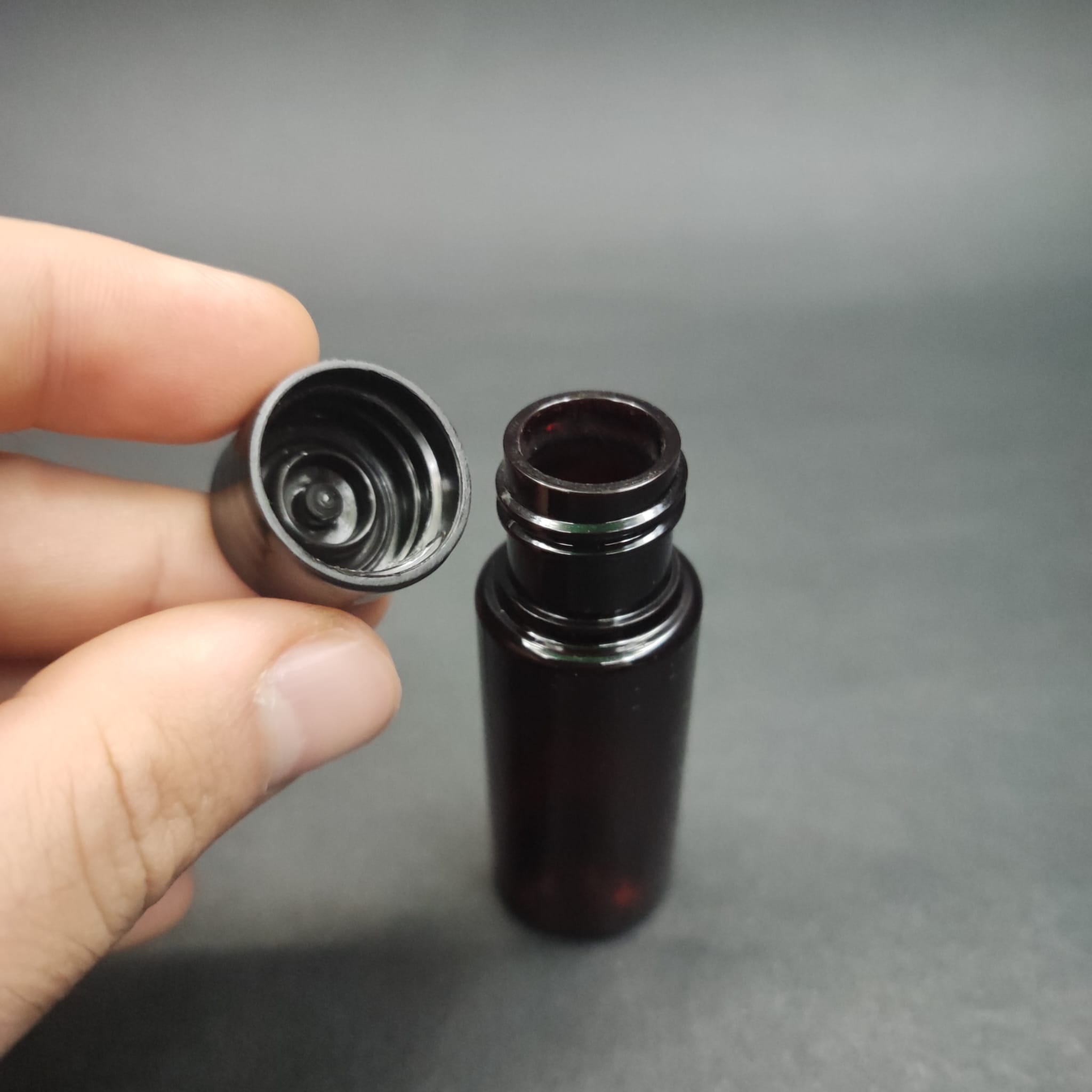 15 CC AMBER PLASTİK ŞİŞE + KENDİNDEN CONTALI SIZDIRMAZ SİYAH KAPAK  - 15 ML KAPAKLI PET ŞİŞE