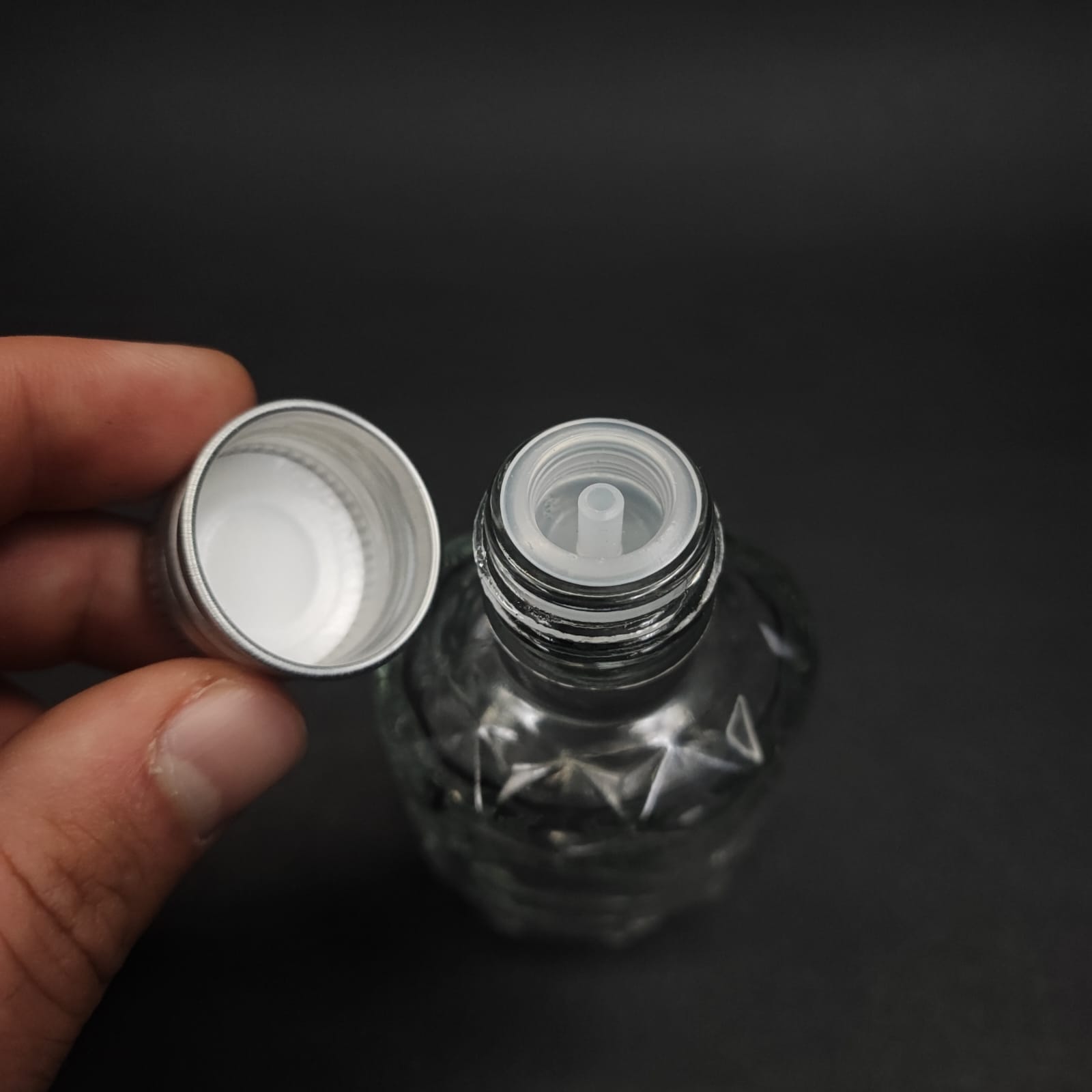 50 CC VELORA CAM ŞİŞE - GÜMÜŞ METAL ALÜMİNYUM KAPAKLI + KOLONYA TIPALI - 50 ML DÜĞÜN, NİŞAN, SÖZ, KINA, CENAZE, PROMOSYON İÇİN HEDİYELİK LÜX KOLONYA ŞİŞELERİ