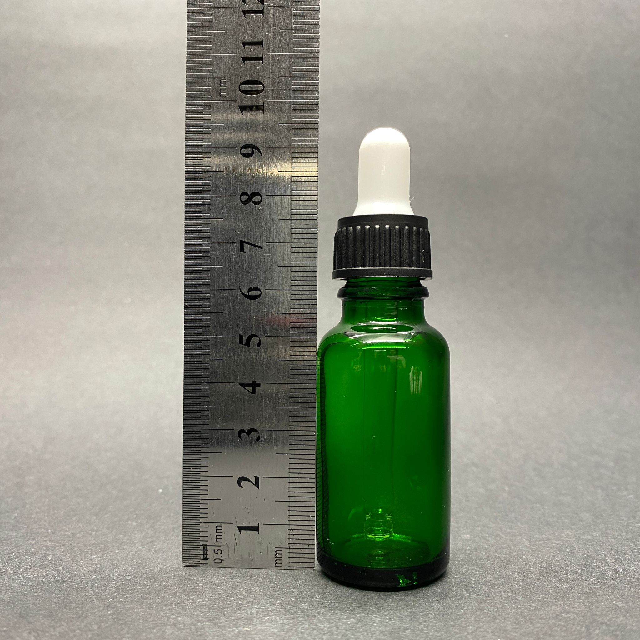 20 CC YEŞİL CAM DAMLALIKLI ŞİŞE - BEYAZ EMZİK - SİYAH PLASTİK KAPAK - 20 ML YEŞİL CAM DAMLALIKLI ŞİŞE