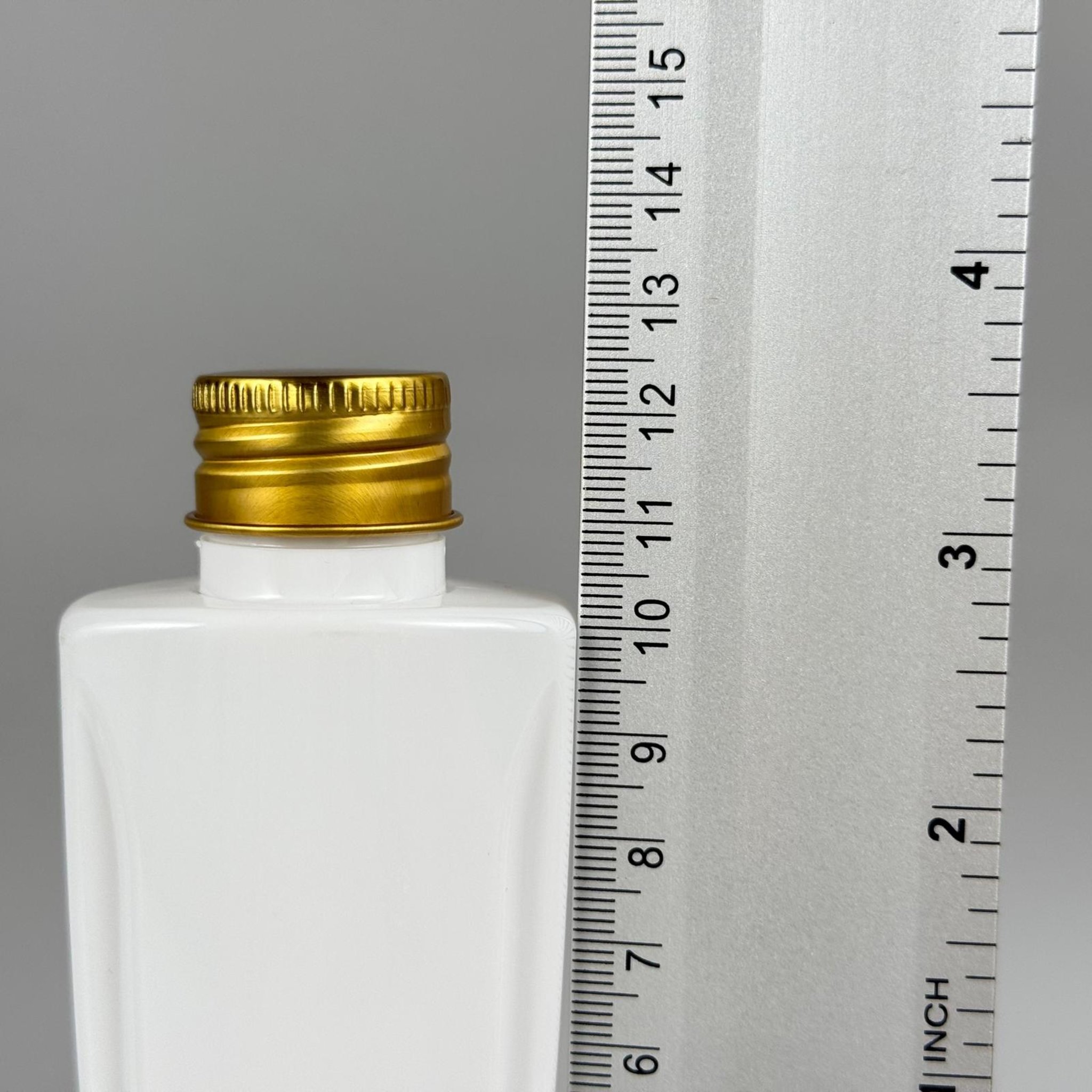 100 CC BEYAZ SERT PET ŞİŞE (LOREAL PARİS MODEL) 24 AĞIZ + KÖPÜK CONTALI GOLD METAL ALÜMİNYUM KAPAK + KOLONYA TIPALI TAKIM - 100 ML KAPAKLI KOZMETİK PLASTİK ŞİŞELER