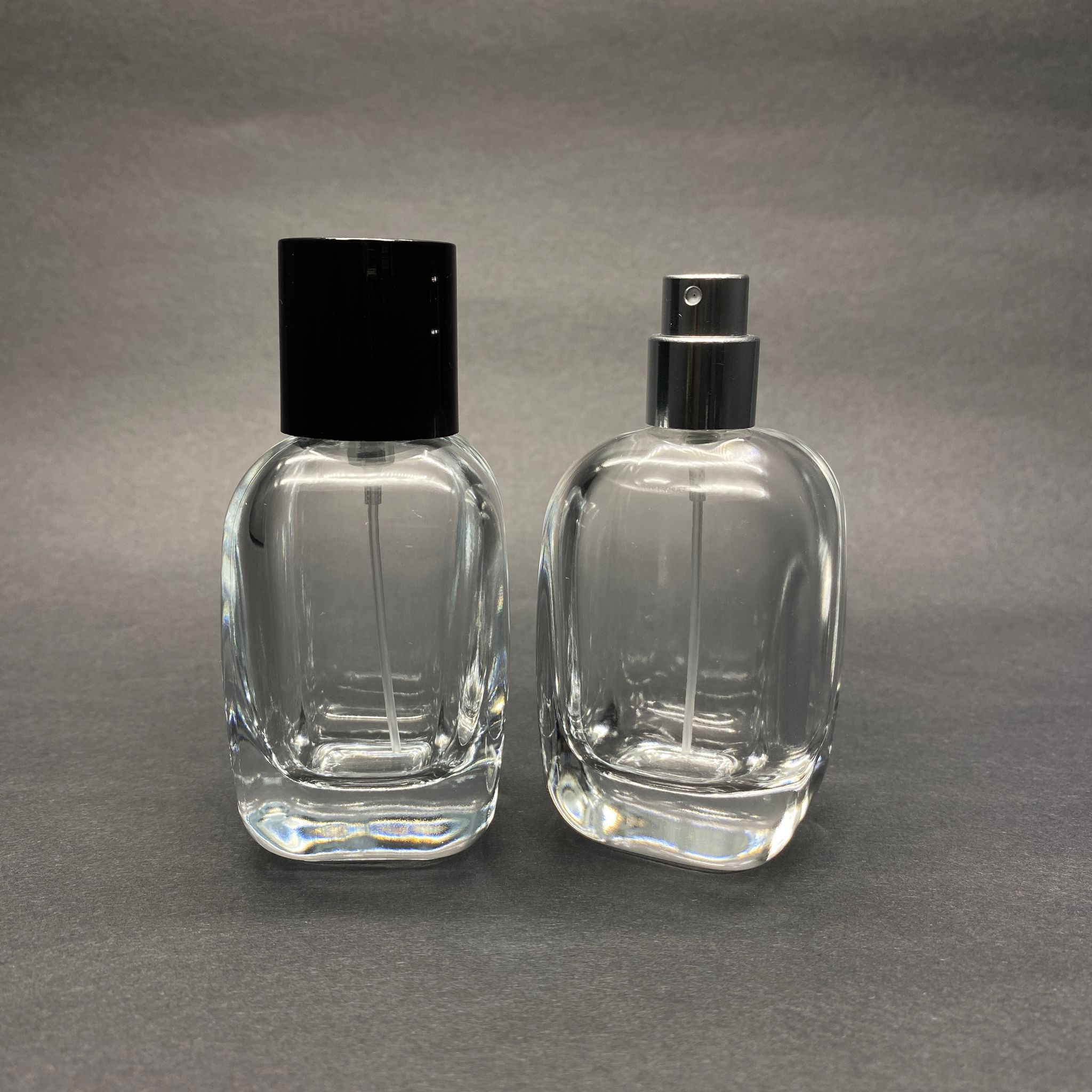50 ML OVAL KARE MODEL CORE PARFÜM ŞİŞESİ - GÜMÜŞ METAL SPREYLİ + SİYAH KAPAKLI (AĞIZ 15 MM GEÇME KOLAY KAPAMA)