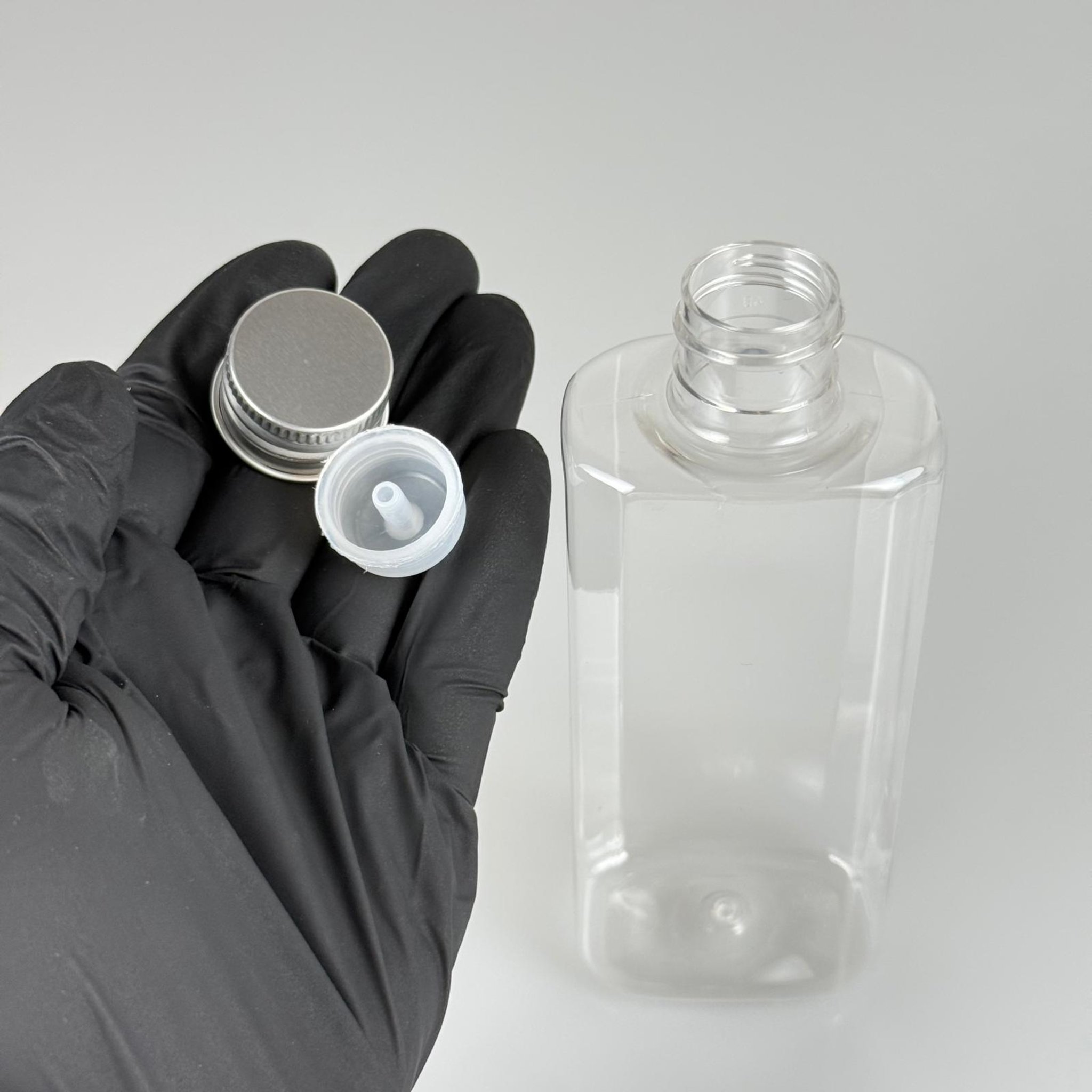 200 CC YASSI MODEL ŞEFFAF PET ŞİŞE (24 AĞIZ) + KÖPÜK CONTALI GÜMÜŞ METAL ALÜMİNYUM KAPAK KOLONYA TIPALI TAKIM - 200 ML KAPAKLI PLASTİK ŞİŞELER