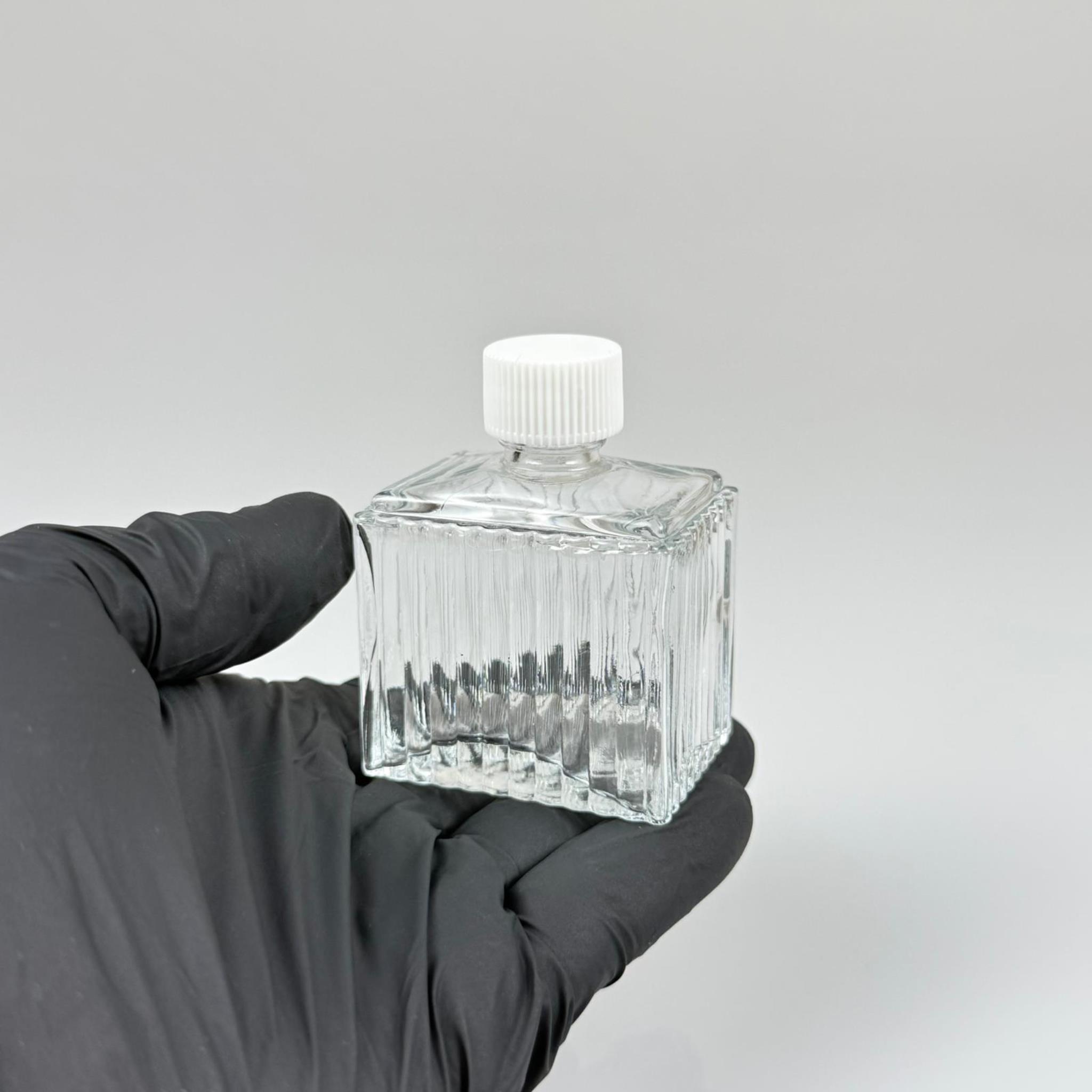 50 CC KÖŞELİ DESENLİ ÇİZGİLİ CAM ŞİŞE - BEYAZ PLASTİK KAPAKLI KOLONYA TIPALI - 50 ML PRESTİJLİ ŞİŞE
