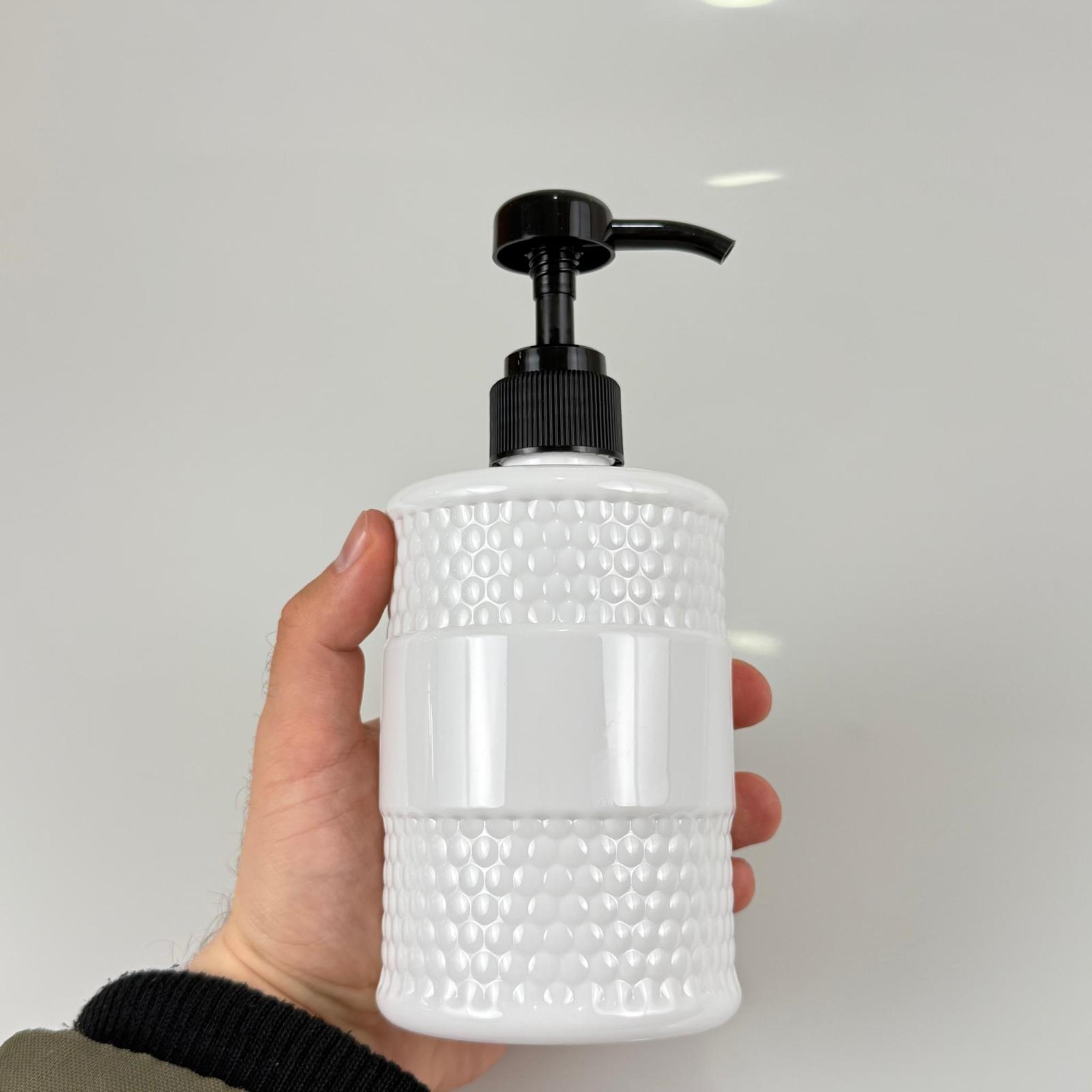 500 CC PET BEYAZ DESENLİ MODEL ŞİŞE - SİYAH DOZAJ POMPALI (HER BASMADA 4 CC SIVI ATAR)  - 0,5 LT POMPALI ŞİŞE - ŞURUP, ŞAMPUAN, KREM GİBİ YOĞUN KIVAMLI SIVILARDA KULLANILIR