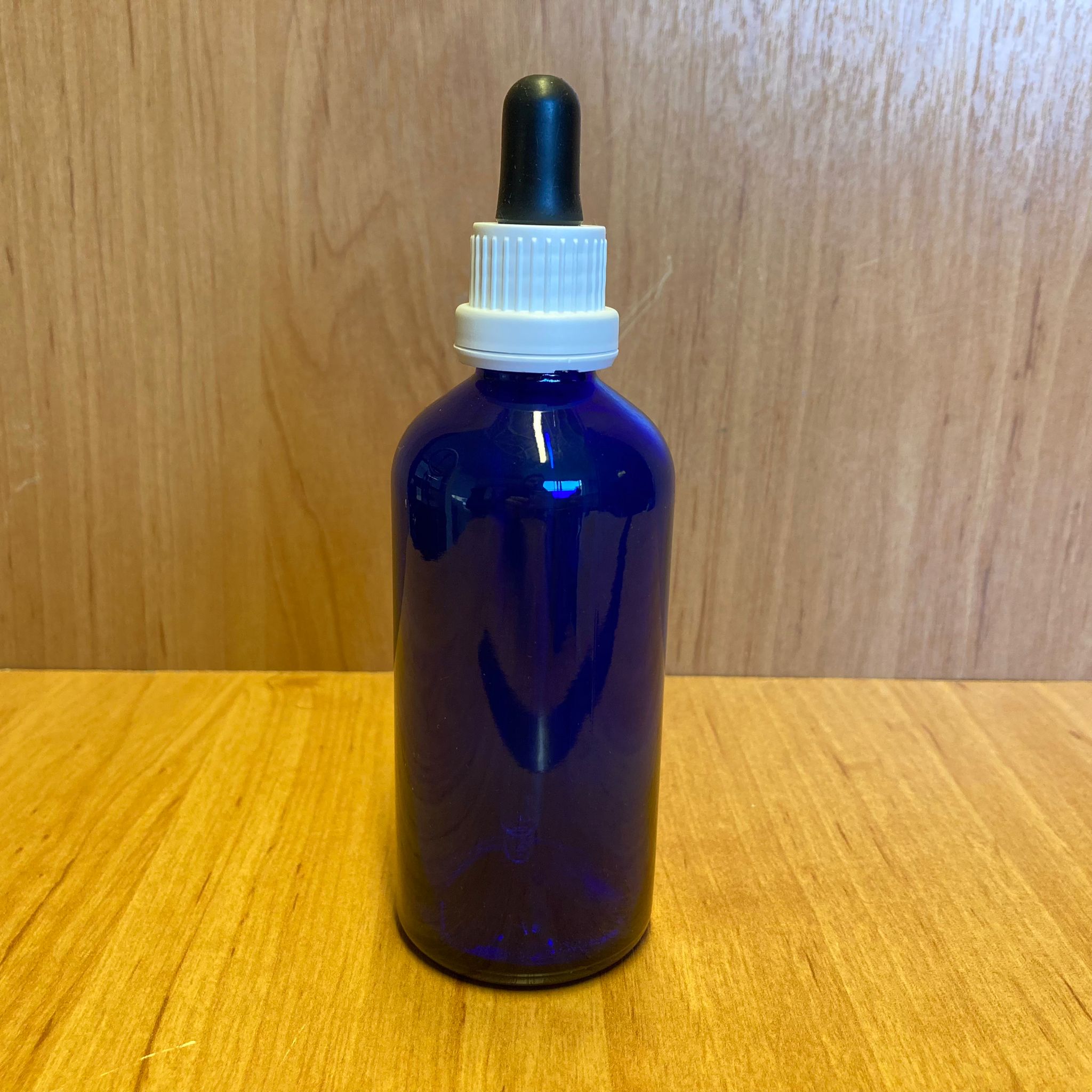 100 CC MAVİ CAM DAMLALIKLI ŞİŞE - SİYAH EMZİK - BEYAZ PLASTİK KİLİTLİ KAPAK - 100 ML MAVİ CAM DAMLALIKLI ŞİŞE
