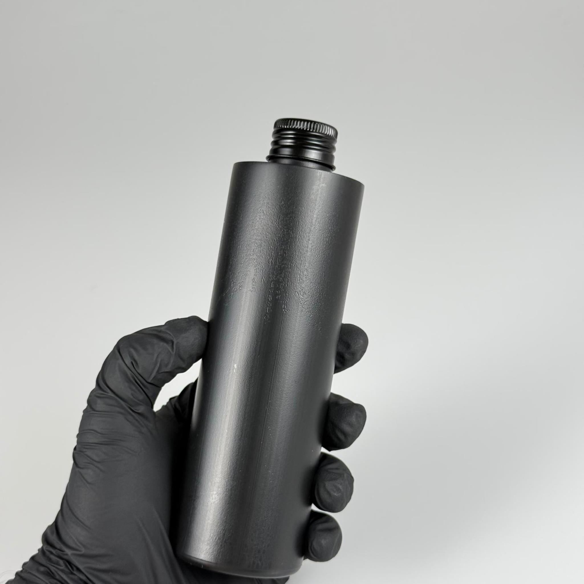 250 CC SİYAH SİLİNDİR MODEL MAT SERT POLİETİLEN ASETON ŞİŞESİ (24 AĞIZ) + KÖPÜK CONTALI SİYAH METAL ALÜMİNYUM KAPAK + KOLONYA TIPALI TAKIM - 250 ML KAPAKLI POLİETİLEN ŞİŞELER