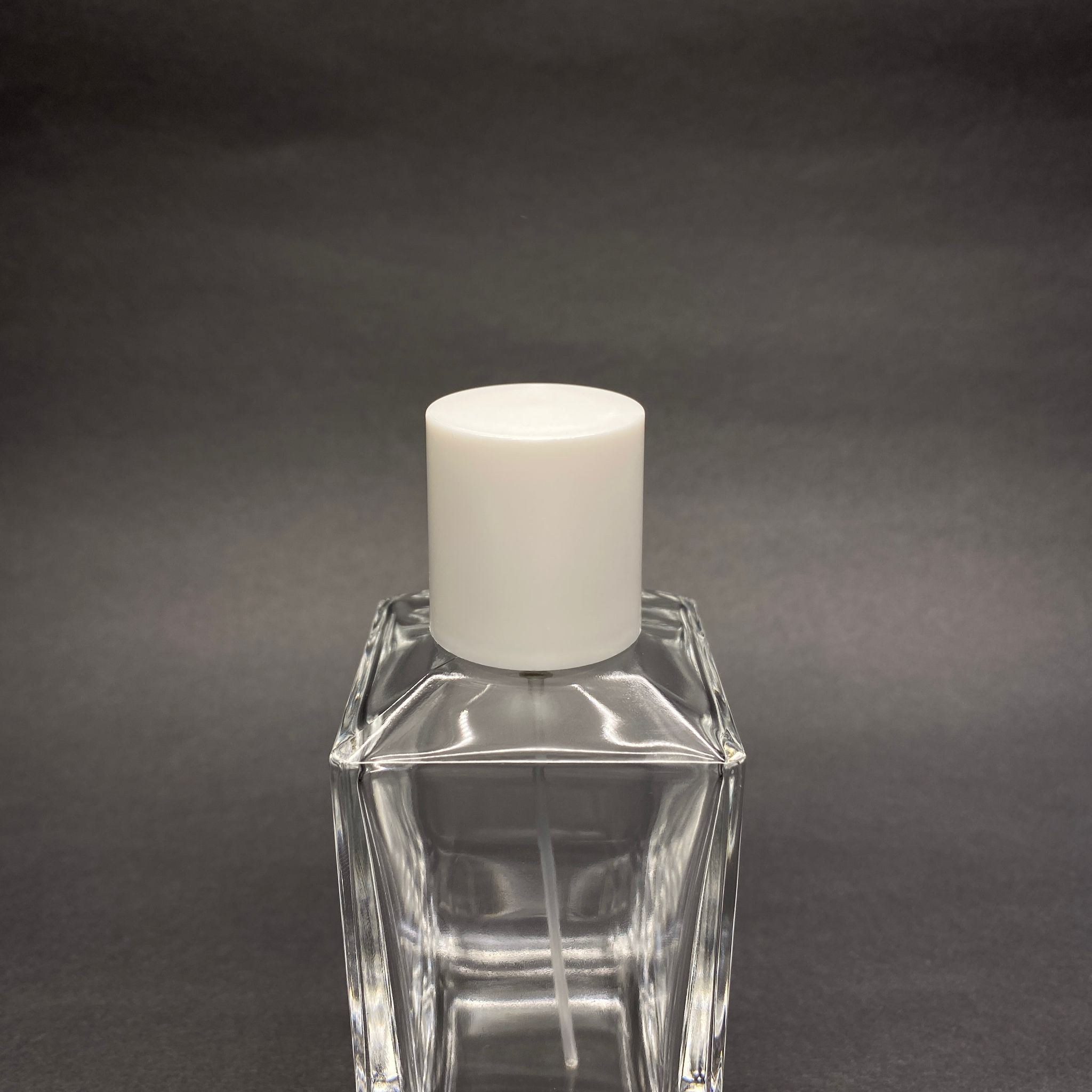 100 ML KÖŞELİ KONİK MODEL PRİZMA PARFÜM ŞİŞESİ - GÜMÜŞ METAL SPREYLİ + BEYAZ KAPAKLI (AĞIZ 15 MM GEÇME KOLAY KAPAMA)