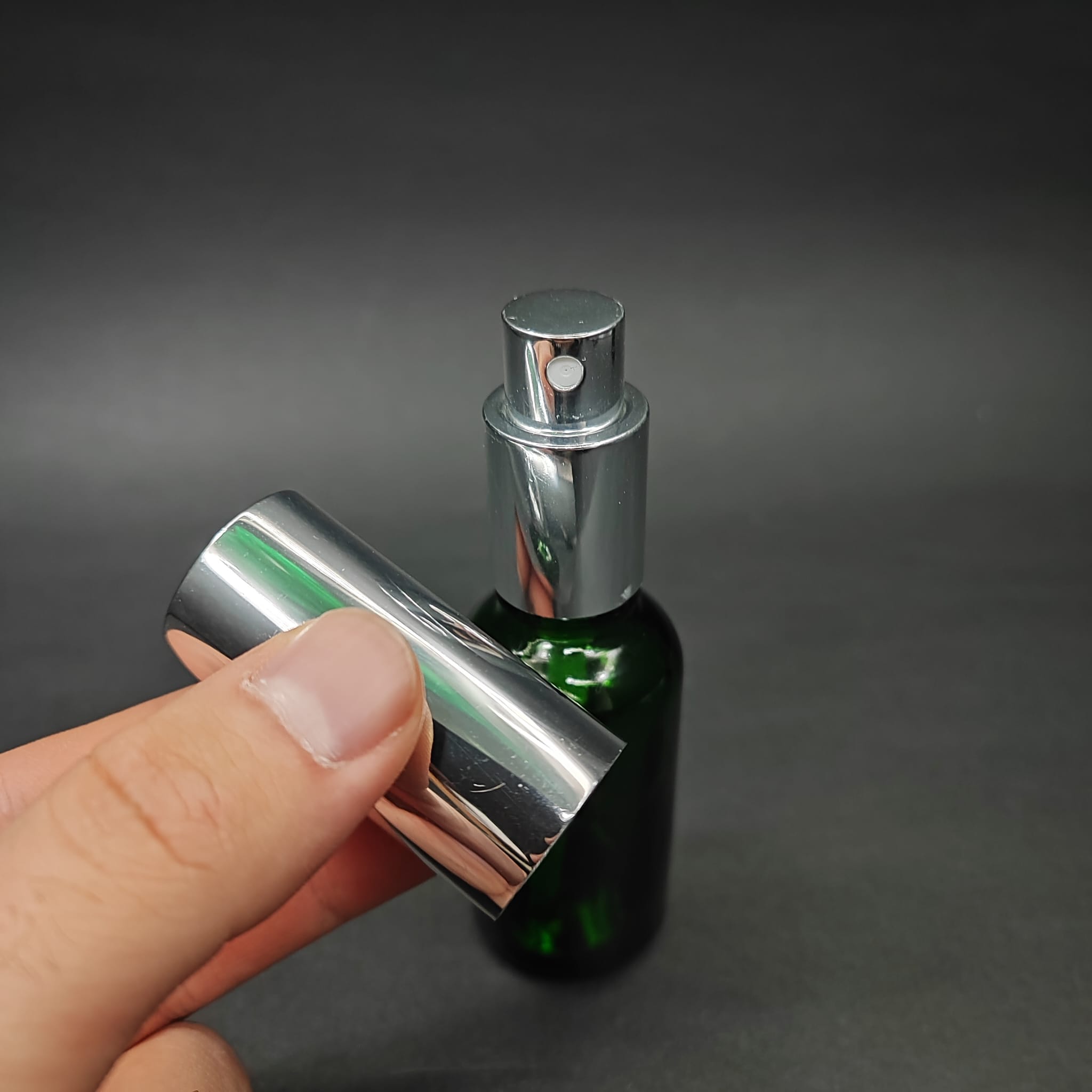 30 ML LÜKS VİDALI VALF ÇEVİRME PARFÜM ŞİŞELERİ - 30 CC YEŞİL CAM ŞİŞE - GÜMÜŞ METAL SPREYLİ KAPAKLI SET