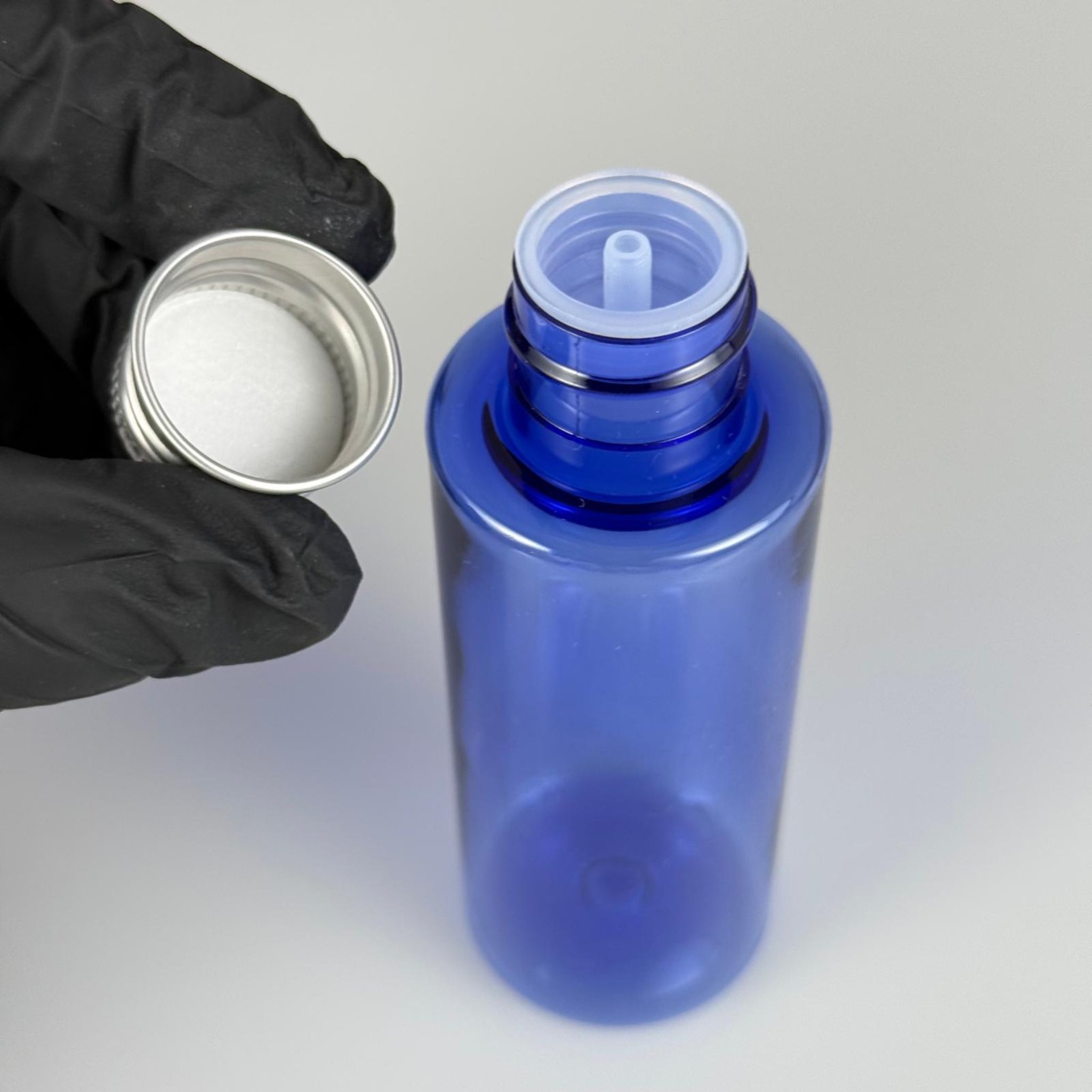 100 CC MAVİ SİLİNDİR KESKİN KÜT MODEL SERT PET ŞİŞE (17 GR - 24 AĞIZ ) + KÖPÜK COMTALI GÜMÜŞ METAL ALÜMİNYUM KAPAK + KOLONYTA TIPALI TAKIM - 100 ML KAPAKLI MAVİ PET ŞİŞELER