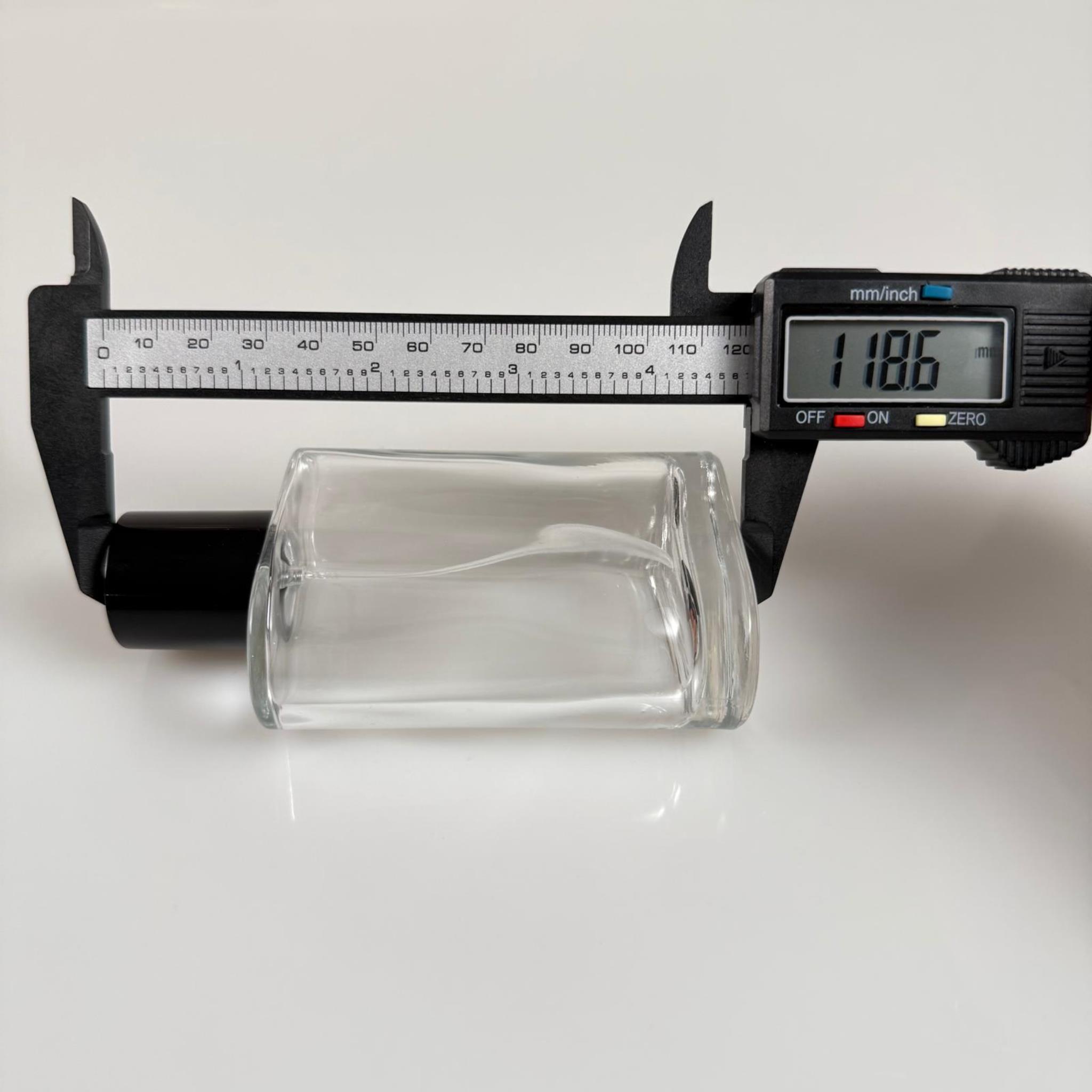 100 ML YASSI MODEL CEO PARFÜM ŞİŞESİ - GÜMÜŞ METAL SPREYLİ + SİYAH KAPAKLI (AĞIZ 15 MM GEÇME KOLAY KAPAMA)
