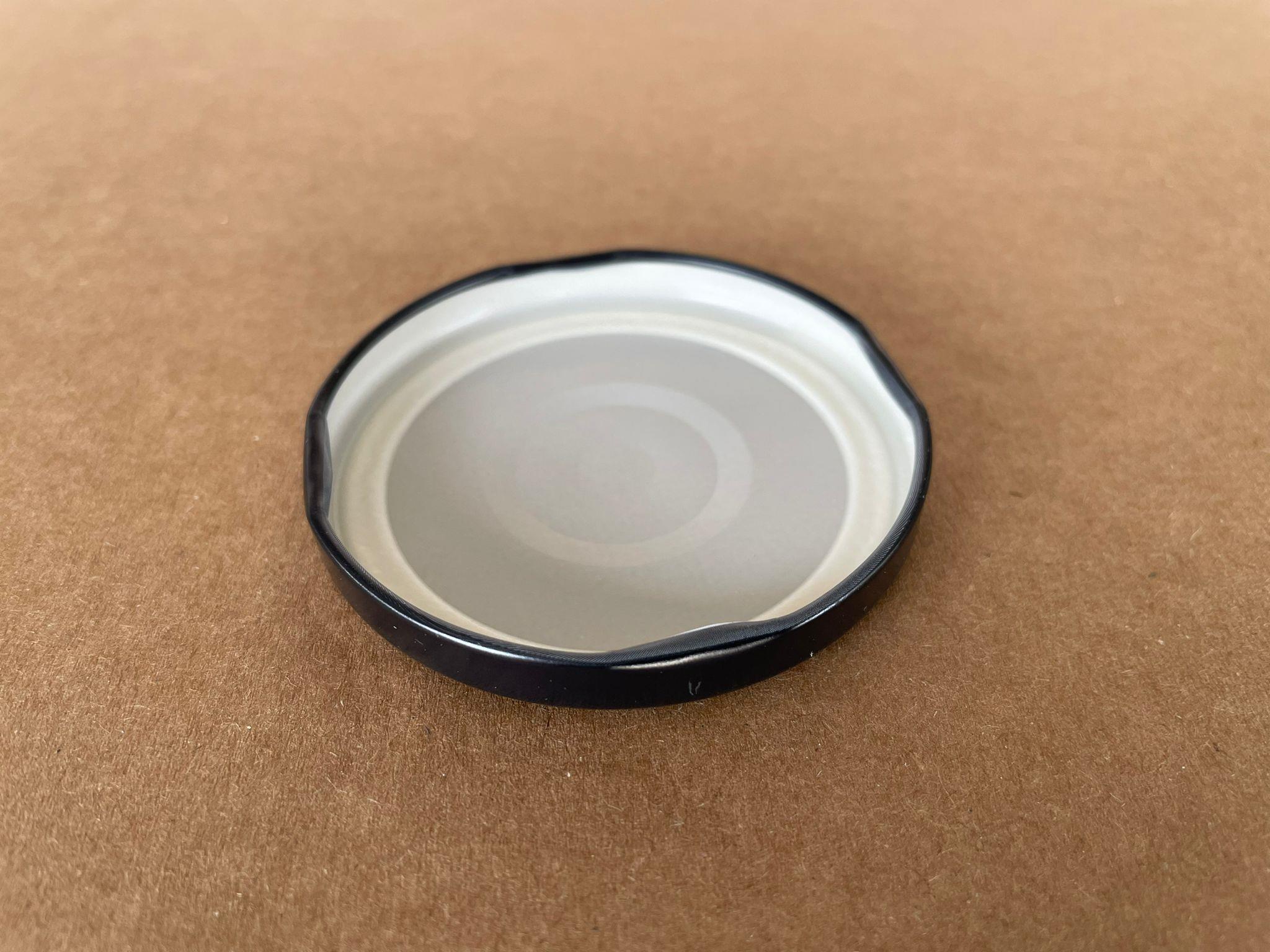 66 MM TWİST-OFF SİYAH EMNİYET DÜĞMELİ METAL KAPAK BUTONLU (MARKET COLLECTİON YAZILI)