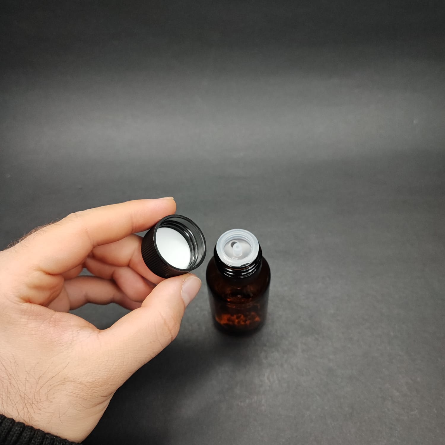 30 ML DOLUMU KOLAY, GENİŞ AĞIZLI İÇTEN DAMLALIKLI ŞİŞE (25 MM AĞIZ)  - 30 CC SİYAH CONTALI KAPAKLI İÇTEN DAMLALIKLI CAM ECZA ŞİŞESİ - AMBER KAHVERENGİ