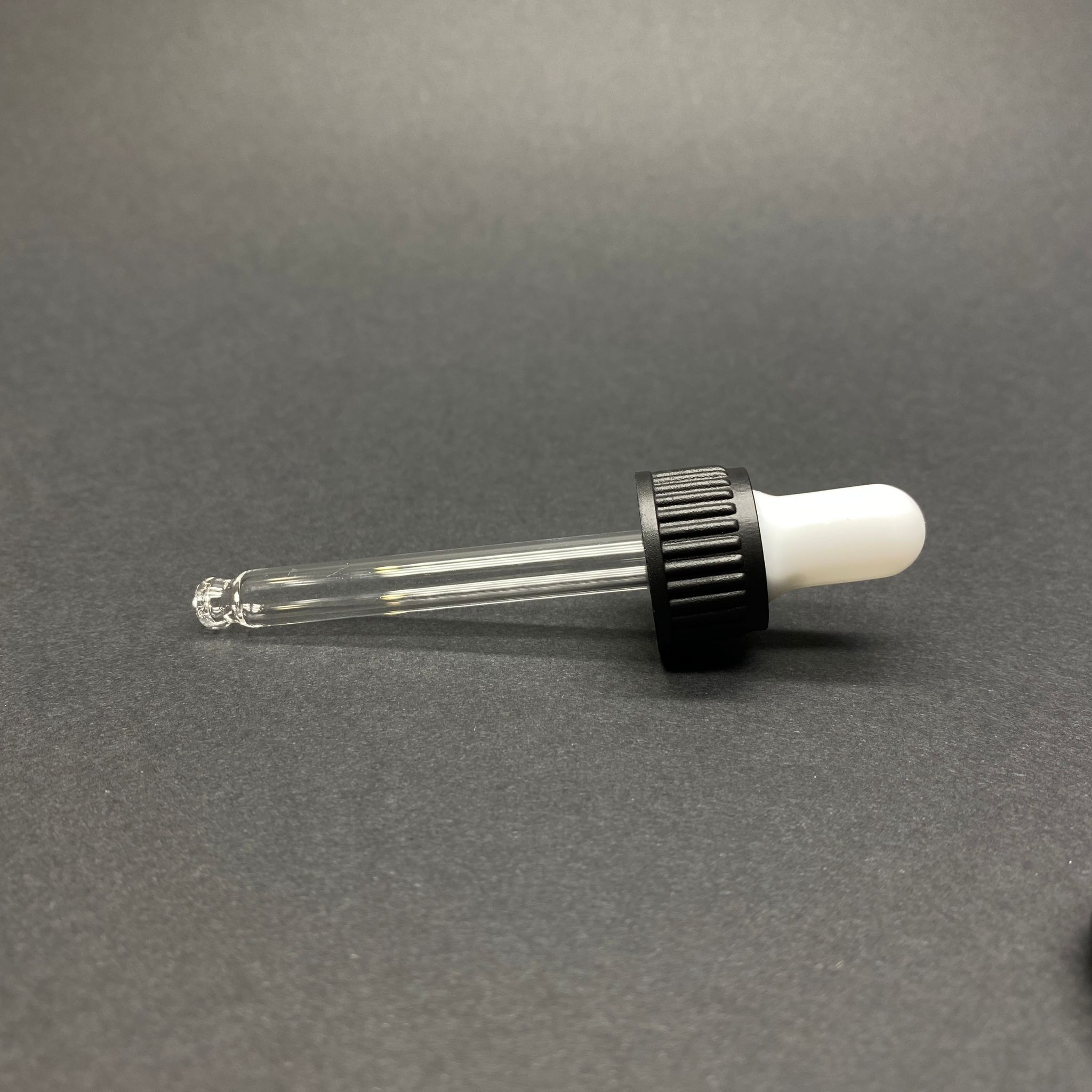 18 MM CAM DAMLALIK TAKIM - PARLAK BEYAZ EMZİK+DELİKLİ SİYAH PLASTİK KAPAK+CAM PİPET - 20 CC DROPPER ŞİŞELER İÇİN