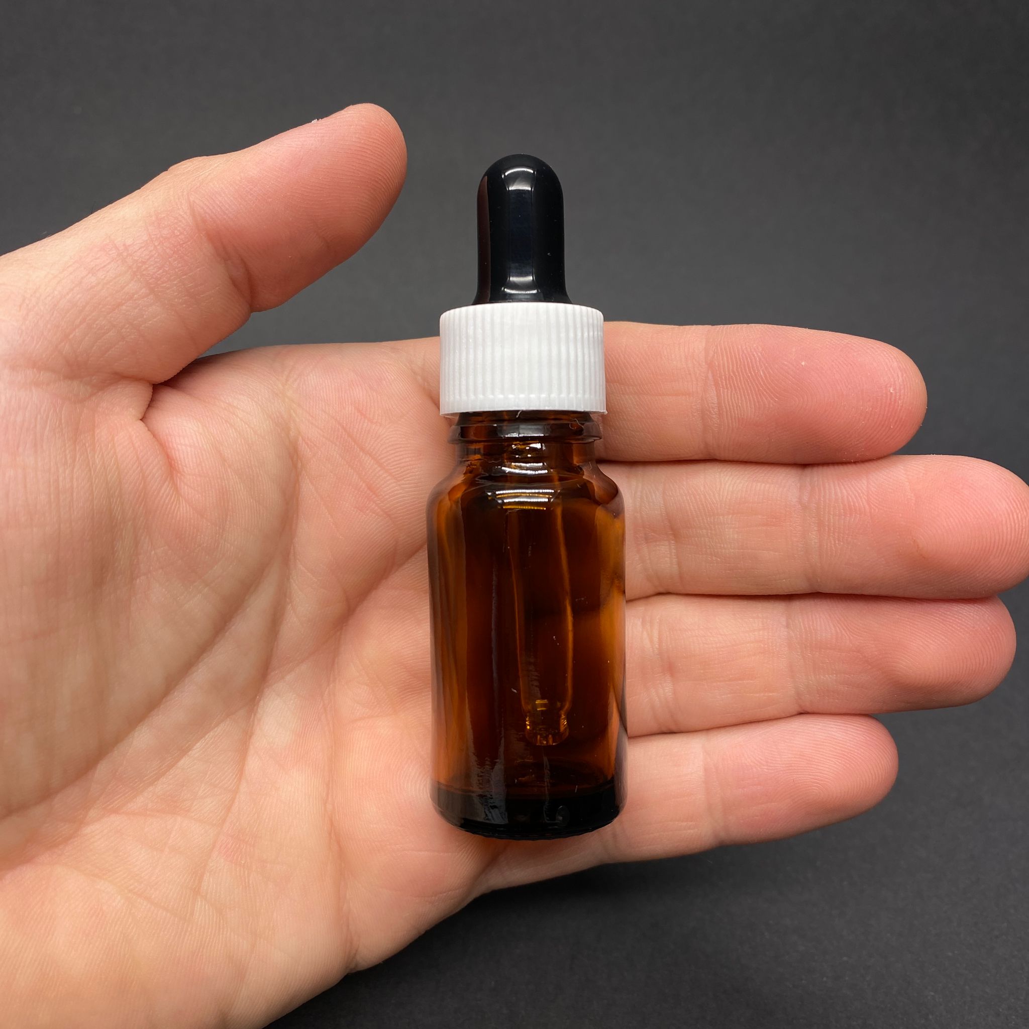 10 CC AMBER CAM DAMLALIKLI ŞİŞE - SİYAH EMZİK - BEYAZ PLASTİK KAPAK - 10 ML KAHVERENGİ CAM DAMLALIKLI ŞİŞE