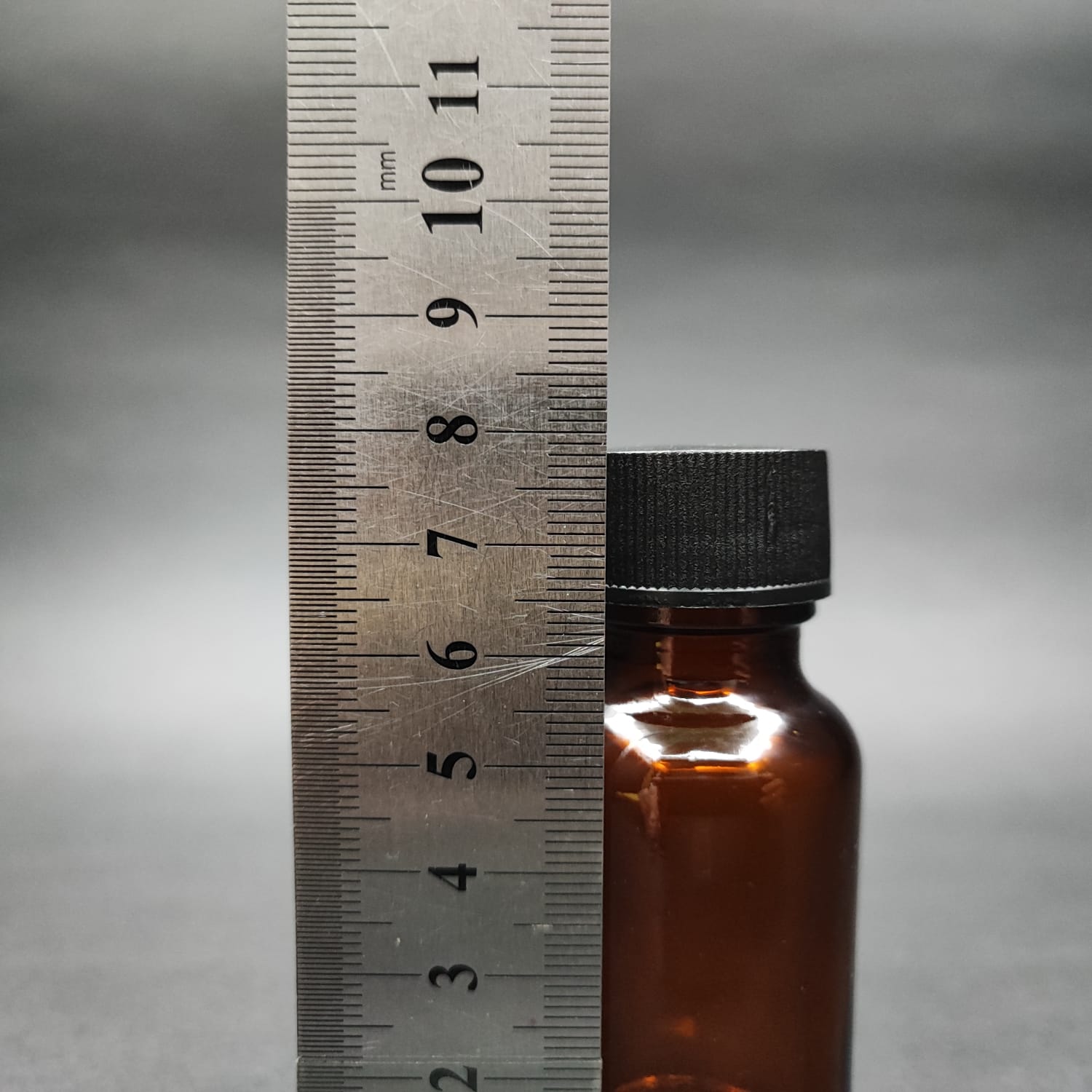 30 ML DOLUMU KOLAY, GENİŞ AĞIZLI İÇTEN DAMLALIKLI ŞİŞE (25 MM AĞIZ)  - 30 CC SİYAH CONTALI KAPAKLI İÇTEN DAMLALIKLI CAM ECZA ŞİŞESİ - AMBER KAHVERENGİ