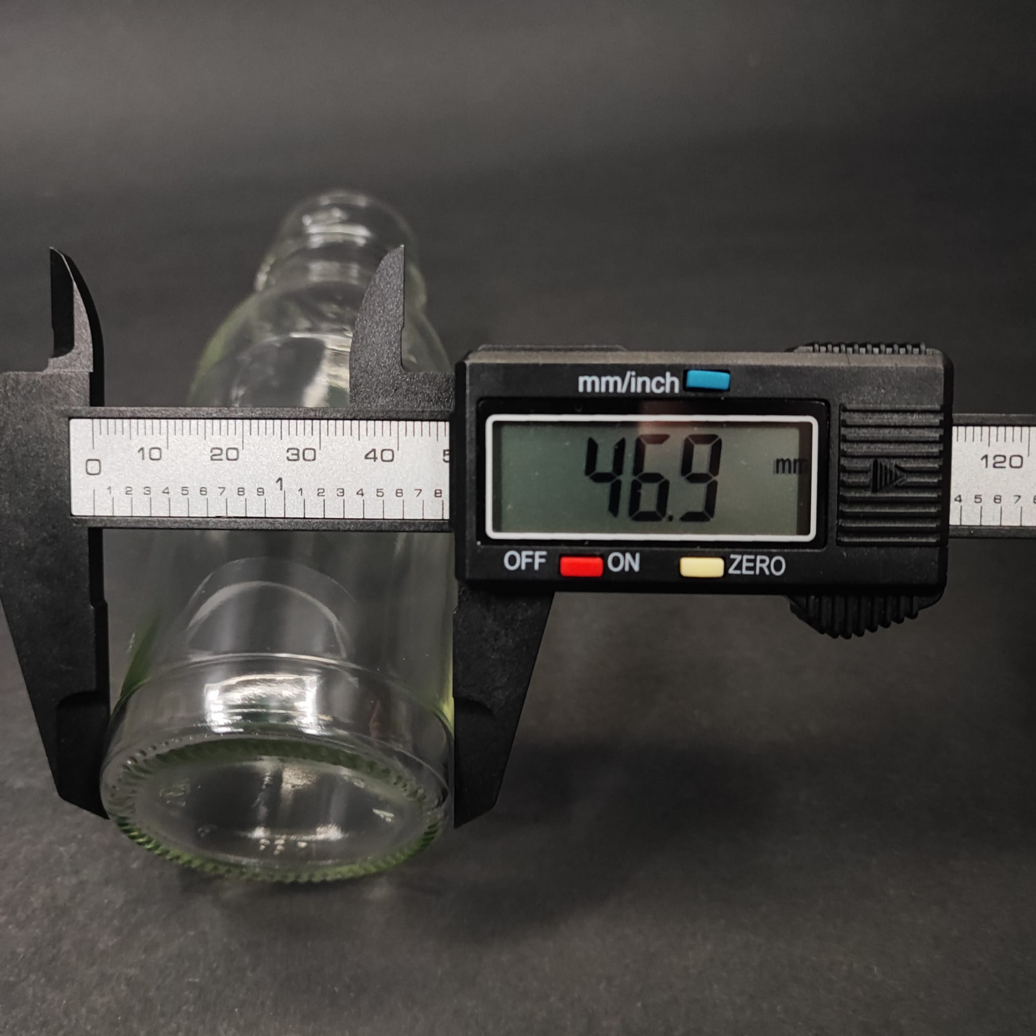 100 CC CAM ŞİŞE ŞİŞE (SİLME 133 CC ÇİZGİYE KADAR 90 CC) - SİYAH METAL KAPAKLI (SICAK DOLUMA, KONSERVEYE UYGUN) - 100 ML GENİŞ AĞIZLI CAM ŞİŞE