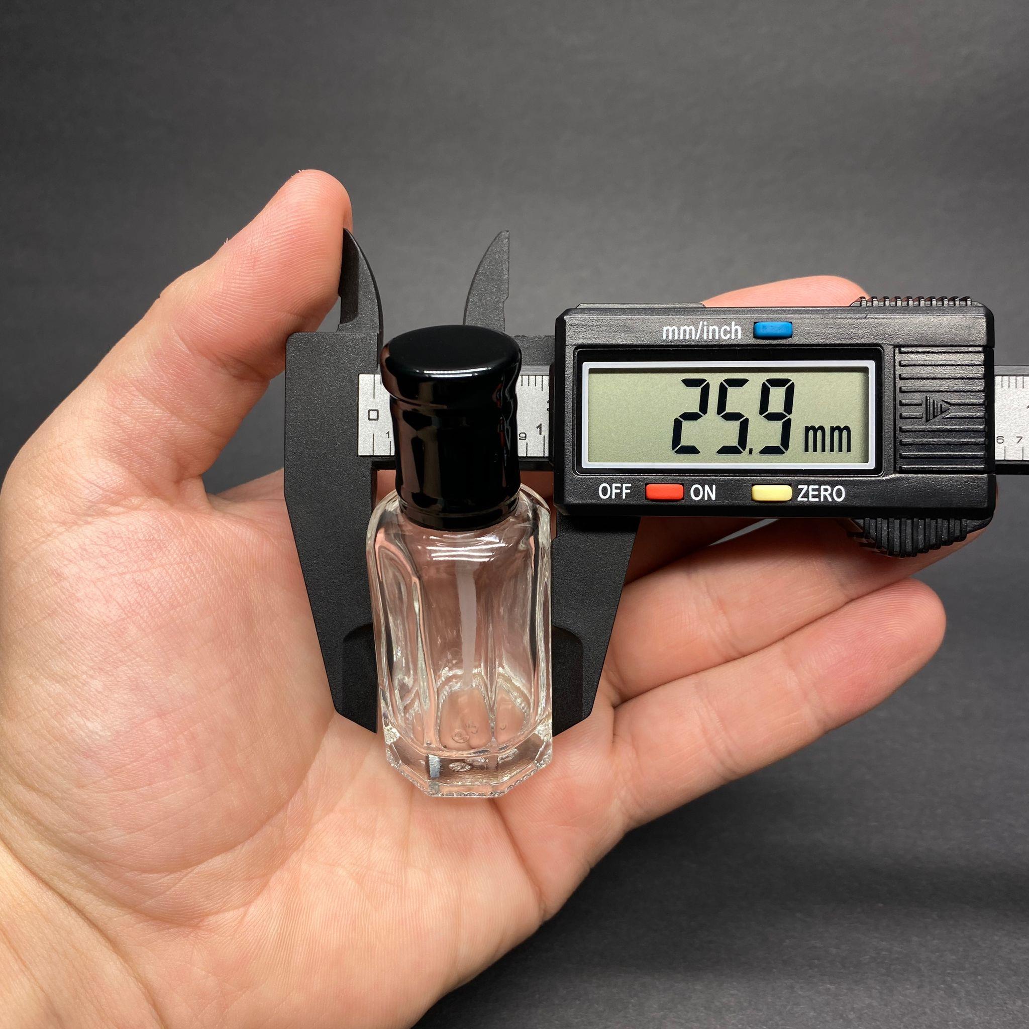 12 CC ÇUBUKLU ESANS ŞİŞESİ -  HACI MİSİ , AROMATİK YAĞ , KOKU , PARFÜM İÇİN SÜRÜLEBİLİR 12 ML CAM ŞİŞE - SİYAH KAPAKLI MİS, HAC, UMRE VB İÇİN