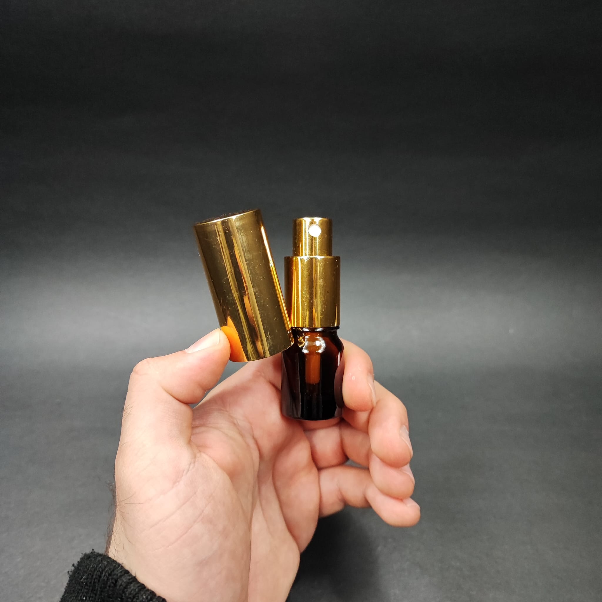 3 ML LÜKS VİDALI VALF ÇEVİRME PARFÜM ŞİŞELERİ - 3 CC AMBER CAM ŞİŞE - GOLD METAL SPREYLİ KAPAKLI SET