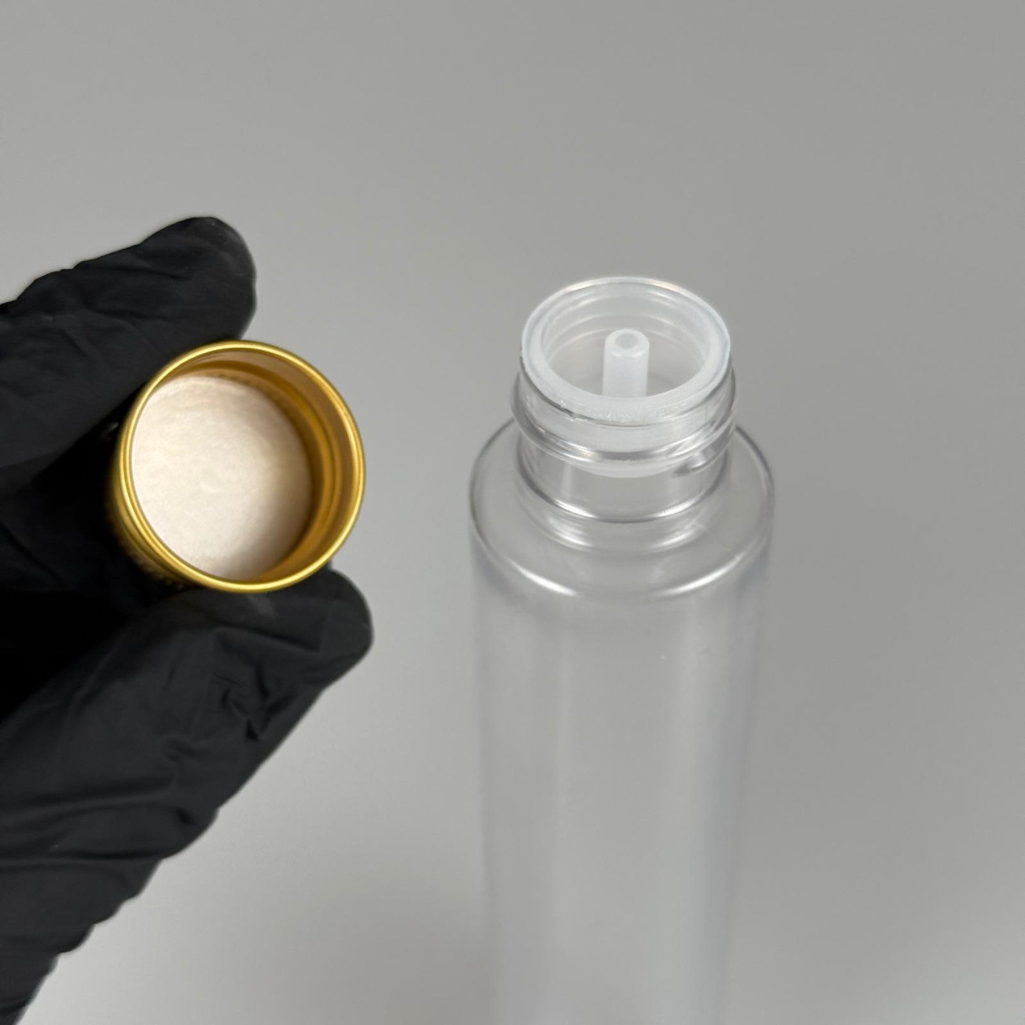 100 CC UZUN SİLİNDİR BUĞULU PET ŞİŞE ( 24 GR - 24 AĞIZ ) + KÖPÜK CONTALI GOLD METAL ALÜMİNYUM KAPAK + KOLONYA TIPALI TAKIM - 100 ML BİBERİYE SUYU, LAVANTA YAĞI, SAÇ SERUM, TONİK VB İÇİN PLASTİK KOZMETİK AMBALAJLARI