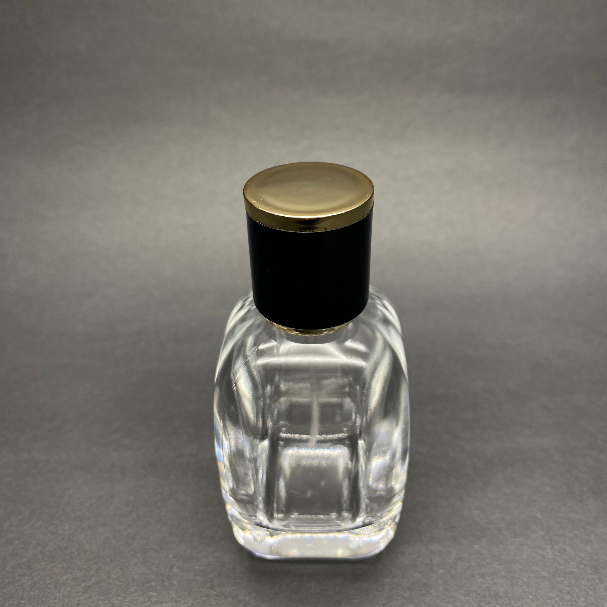 50 ML OVAL KARE MODEL CORE PARFÜM ŞİŞESİ - GOLD METAL SPREYLİ + GOLD SİYAH KAPAKLI (AĞIZ 15 MM GEÇME KOLAY KAPAMA)