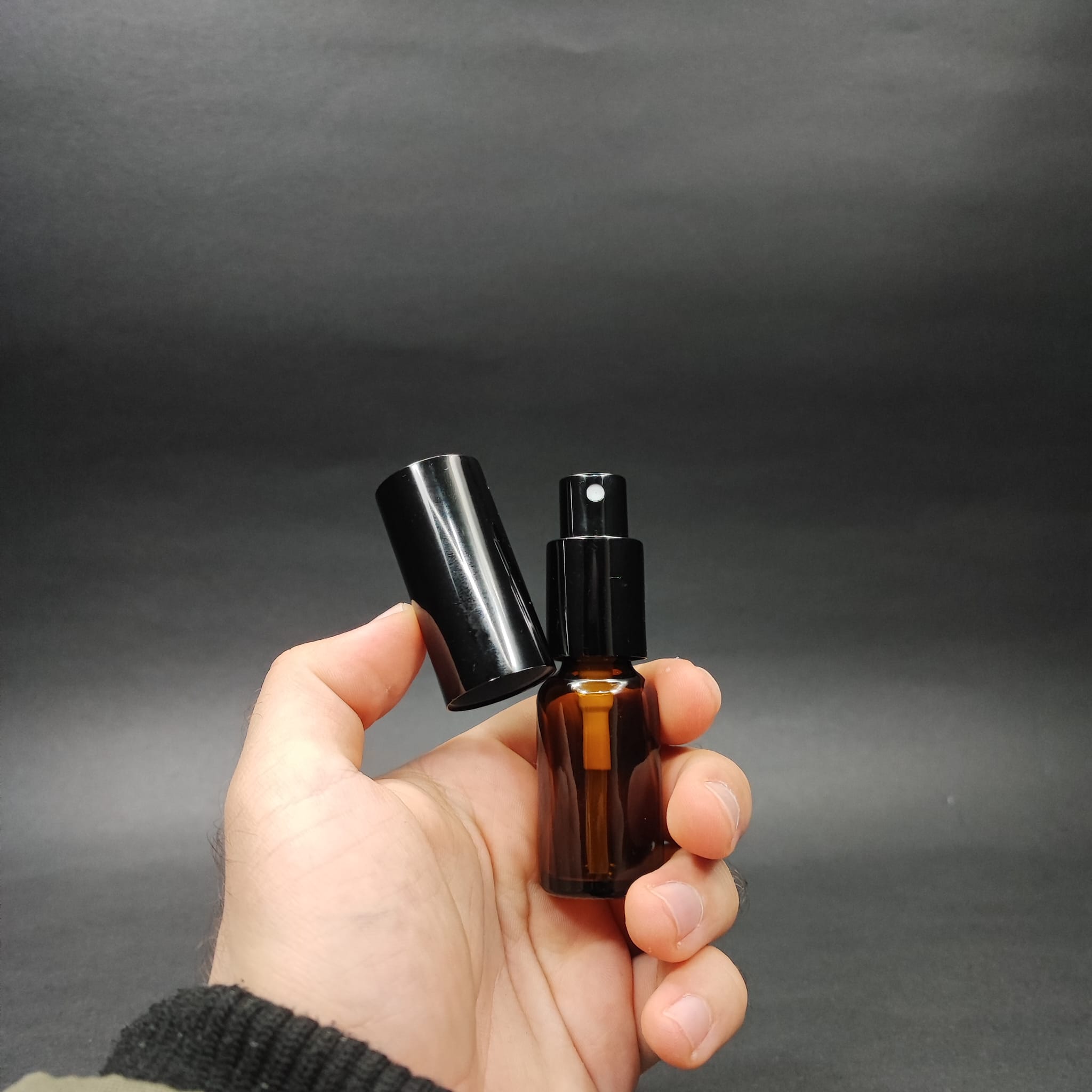10 ML LÜKS VİDALI VALF ÇEVİRME PARFÜM ŞİŞELERİ - 10 CC AMBER CAM ŞİŞE - SİYAH METAL SPREYLİ KAPAKLI SET