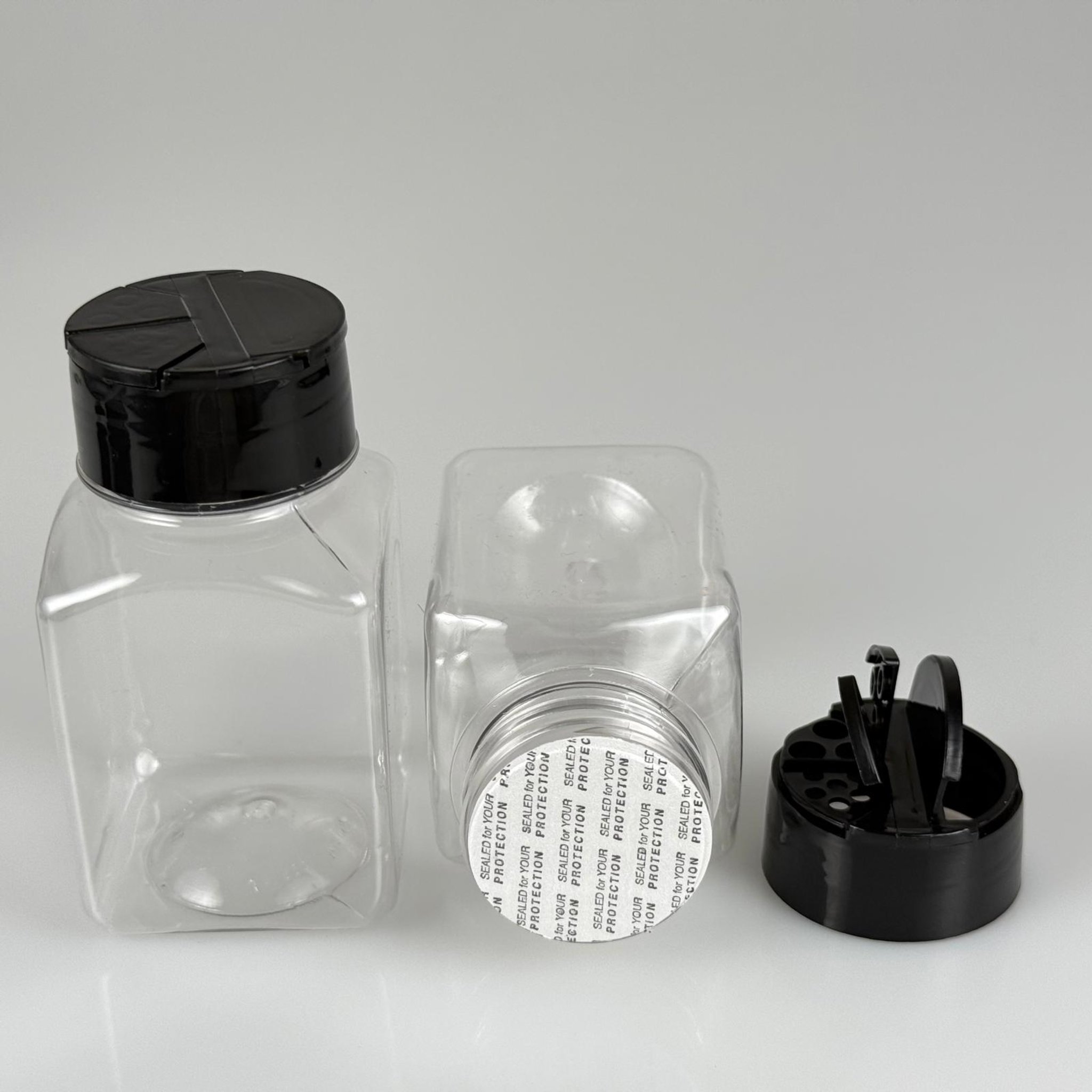 PLASTİK KARE BAHARATLIK KAVANOZ - 150 ML PET BAHARAT, TOZ, PUDRA VB İÇİN PET ŞİŞE + SİYAH AÇILIR KAPANIR DELİKLİ KAPAKLI + KENDİNDEN YAPIŞKANLI KÖPÜK CONTALI TAKIM - 150 CC