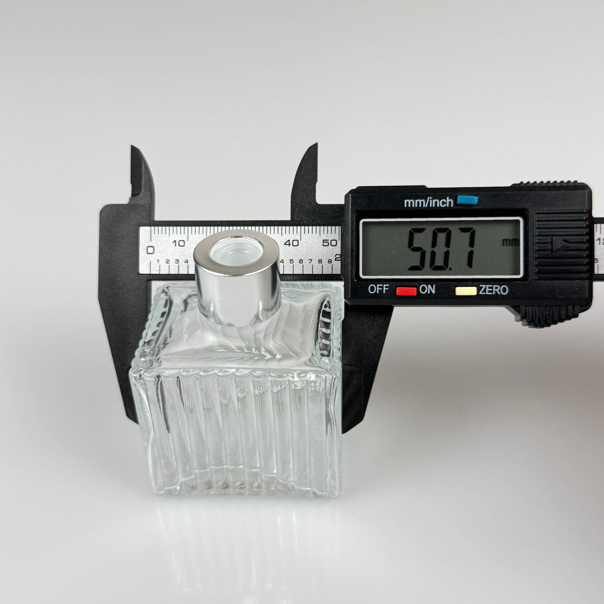 50 CC KÖŞELİ DESENLİ ÇİZGİLİ PRESTİJ CAM BAMBU ODA KOKUSU ŞİŞESİ - 50 ML ÇUBUKLU BAMBU ODA KOKUSU ŞİŞESİ - DİFÜZÖR ŞİŞE- CAM ŞİŞE + GÜMÜŞ METAL KAPAK + PLASTİK TIPA