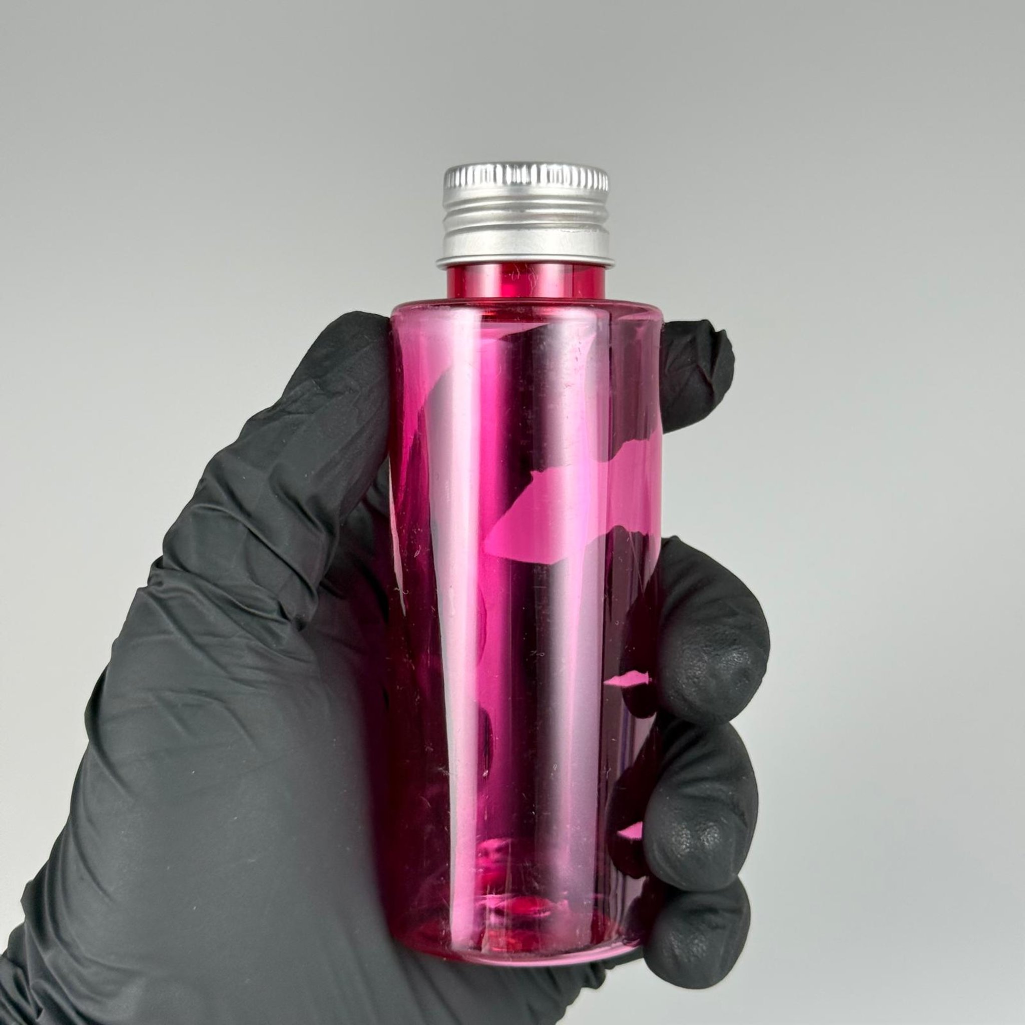 100 CC PEMBE SİLİNDİR KESKİN KÜT MODEL SERT PET ŞİŞE (17 GR - 24 AĞIZ ) + KÖPÜK CONTALI GÜMÜŞ METAL ALÜMİNYUM KAPAK TAKIM - 100 ML KAPAKLI PEMBE PET ŞİŞELER