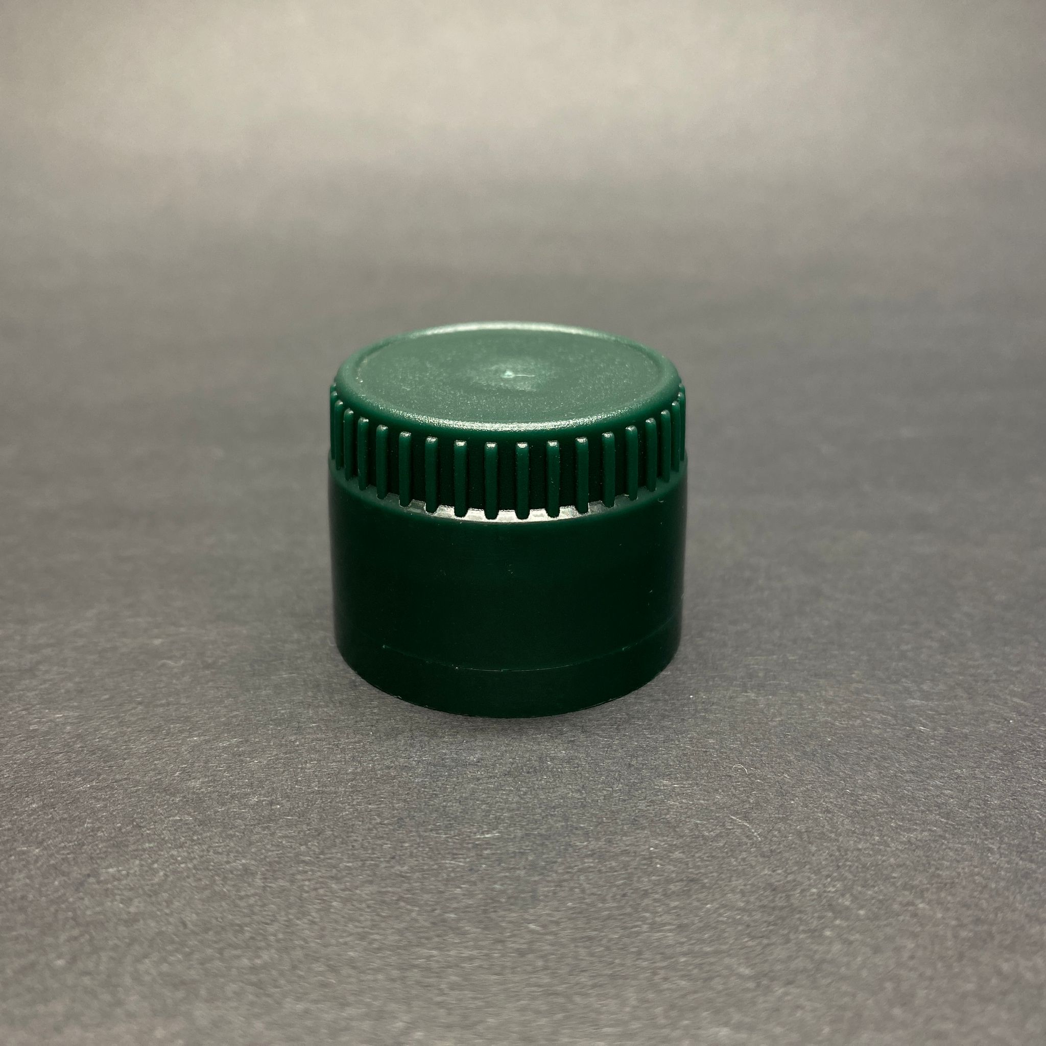 31 MM VİDALI KİLİTLİ YEŞİL PLASTİK KAPAK - AKITICILI (ZEYTİNYAĞ KAPAK - AKITICILI)  - 31,5/24 DROP STOP PLASTİK KAPAK