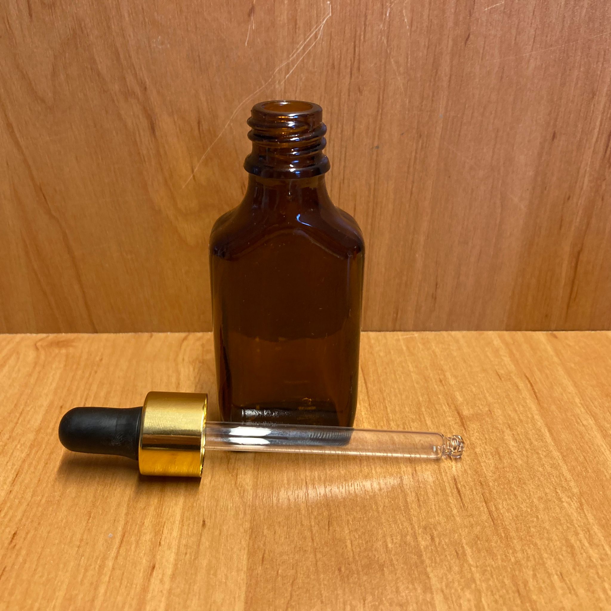 30 CC YASSI AMBER CAM DAMLALIKLI ŞİŞE - SİYAH EMZİK - GOLD METALİK KAPAK - 30 ML KAHVERENGİ CAM DAMLALIKLI ŞİŞE