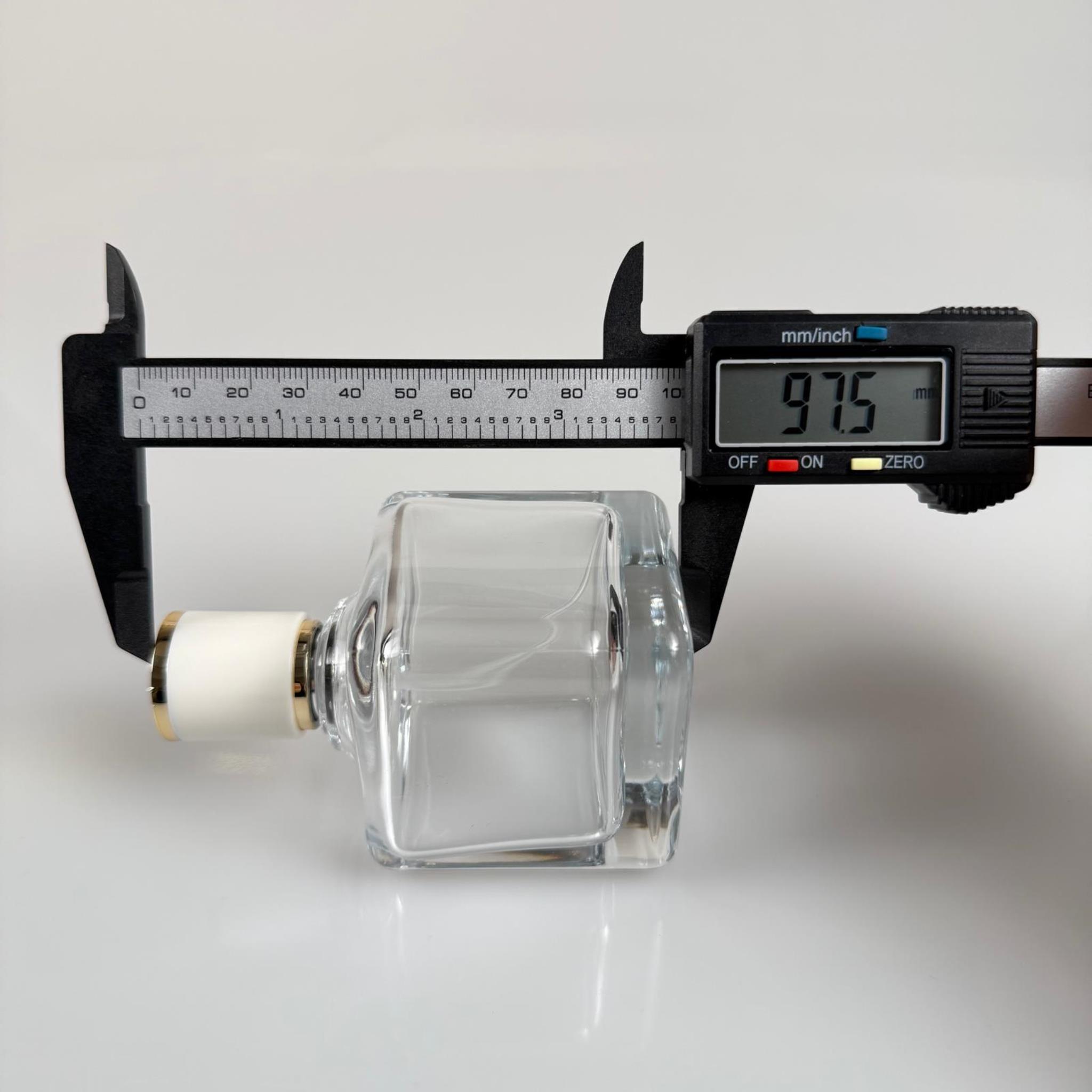 100 ML KARE MODEL LURA PARFÜM ŞİŞESİ - GÜMÜŞ METAL SPREYLİ + GOLD BEYAZ KAPAKLI (AĞIZ 15 MM GEÇME KOLAY KAPAMA)