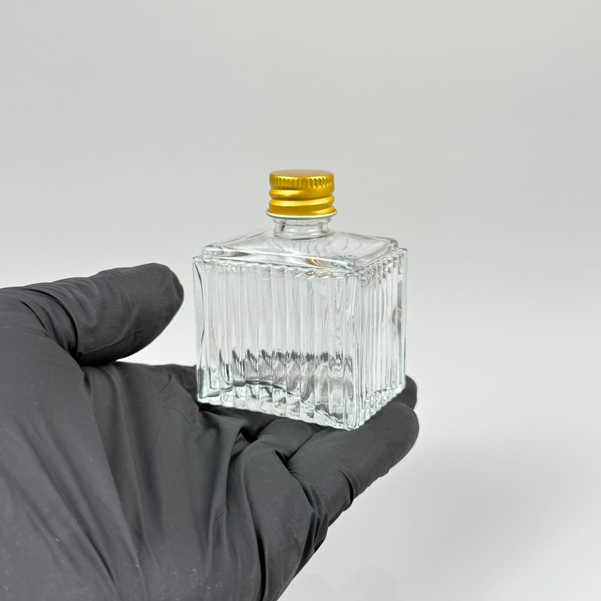 50 CC KÖŞELİ DESENLİ ÇİZGİLİ CAM ŞİŞE - GOLD METAL KAPAKLI - 50 ML PRESTİJLİ ŞİŞE